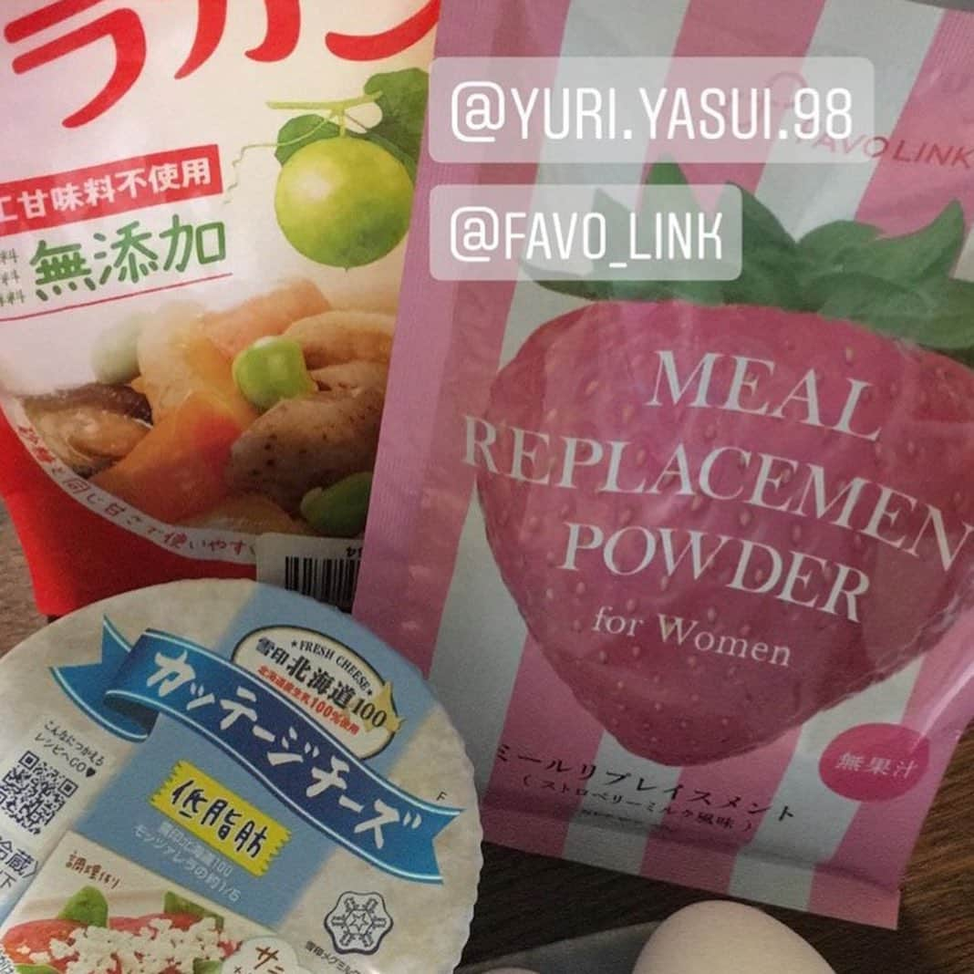 安井友梨さんのインスタグラム写真 - (安井友梨Instagram)「今日のブログは「減量中に私が食べている太らないMRPケーキを特別にご紹介㊙️㊙️」 FAVOLINK MRP マル秘レシピ  罪悪感のない、 ギルティーフリースイーツ💗💗💗 「美味しい＆ヘルシーFAVOLINKMRPチーズケーキ」  めちゃくちゃ美味しいです💗💗💗💗💗 FAVOLINK MRPを使った美味しいスイーツを、先週のFAVOLINKメルマガで ご紹介いたしました💗💗💗💗💗💗 私が大好きなチーズケーキ❤️❤️ 罪悪感のない、 ギルティーフリースイーツです🍰  メルマガ会員の皆さまが、早速作ってくださってますので、ご紹介💗💗 ステキなMRPチーズケーキです！  ダイエット中に使うチーズは、 低脂肪のカッテージチーズ！ カロリーと脂質をグッと抑えます。  100gあたり、 クリームチーズ346kcal脂質33g カッテージチーズ105kcal脂質4.5g  現在減量期に入っている方や ダイエット中の方にもオススメ💗  あっという間に完成！ 冷蔵庫で冷やすと、ひんやり夏に美味しく食べられますよ！！ …………………………………………………… ……………………………………一切れあたりの栄養は、こちら💁‍♀️💁‍♂️ ↓↓↓↓↓↓↓↓↓↓↓↓タンパク質11g！！ 脂質3.8g 炭水化物3.2g カロリーは、90kcal！！ …………………………………………………… 作ってみて、、、驚きますよ‼️ ほんのりストロベリー味！ この美味しさで、高タンパク質、低カロリーは嬉しいです！！ レシピについて、詳しくは、今日のブログをご覧下さい💗💗 #ミールリプレイスメント  @favo_link  #置き換えダイエット  #ビキニフィットネス  #減量 #ダイエットメニュー  #チーズケーキ  #チーズ好き」7月6日 12時21分 - yuri.yasui.98