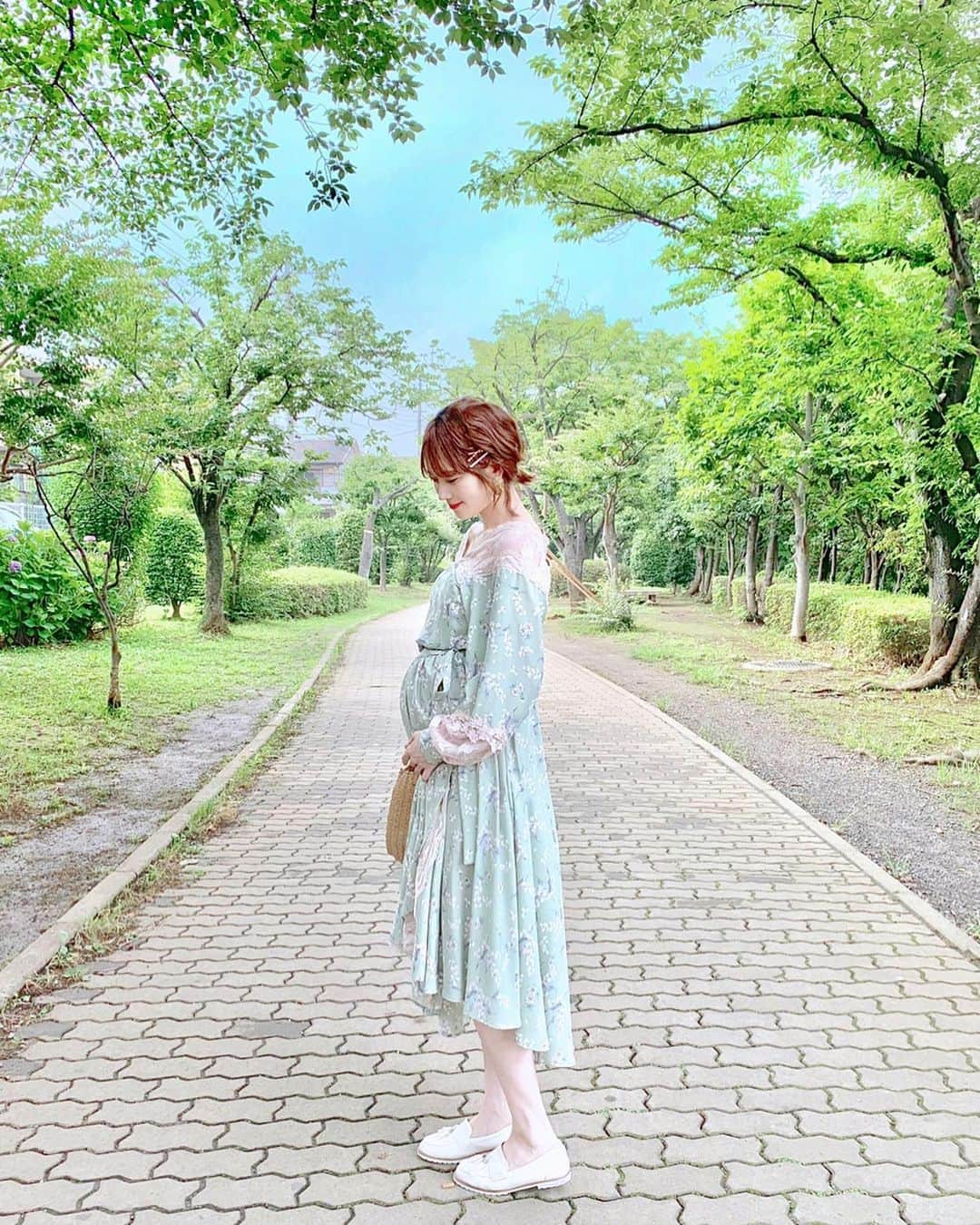 佐藤瀬奈さんのインスタグラム写真 - (佐藤瀬奈Instagram)「🕊ご報告⠀ ⠀ 私事ですが、今年の秋に家族が増えます💐⠀ 令和元年ベビーです👶 自分も平成元年生まれなのでなんだか嬉しい🥰⠀⠀ ⠀ フォロワーさんにも今妊娠中の方や出産したばかりの方が多くて、「子供は同級生かなぁ…♡」と勝手にニヤニヤしてました🤤笑⠀ ⠀  ちなみに性別は男の子です👦🦖🚗 女系家族なので未知の領域だ🤣！ そのうちクソババァとか言われちゃうのかしら…と想像して今から泣いてる←⠀ ⠀ 猫様たちも♂なので、これからはメンズに囲まれて生活するのか〜😂 たくましくならなくては💪！！笑⠀ ⠀ 皆さま暖かく見守って頂けたら嬉しいです☺️ これからもよろしくお願い致します❤️ ・ ・ ・ #妊娠報告」7月6日 12時17分 - senapuu