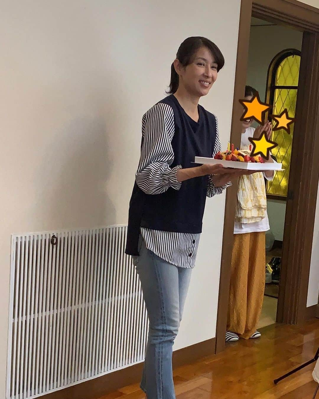 水野美紀さんのインスタグラム写真 - (水野美紀Instagram)「誕生日のお祝いをしていただきました！ ⠀ 読売テレビのレギュラー番組「水野美紀の映画生活」 皆さまありがとうございます！ この日は、番組スタッフさんのご結婚というおめでたいニュースもあり、幸せな空気に包まれた1日でした。 ⠀ 読売テレビ系（関西ローカル） 毎週金曜日22:54〜 放送中です ⠀ #水野美紀の映画生活  #読売テレビ  #福澤重文 さん #水野美紀」7月6日 12時20分 - mikimizuno_official