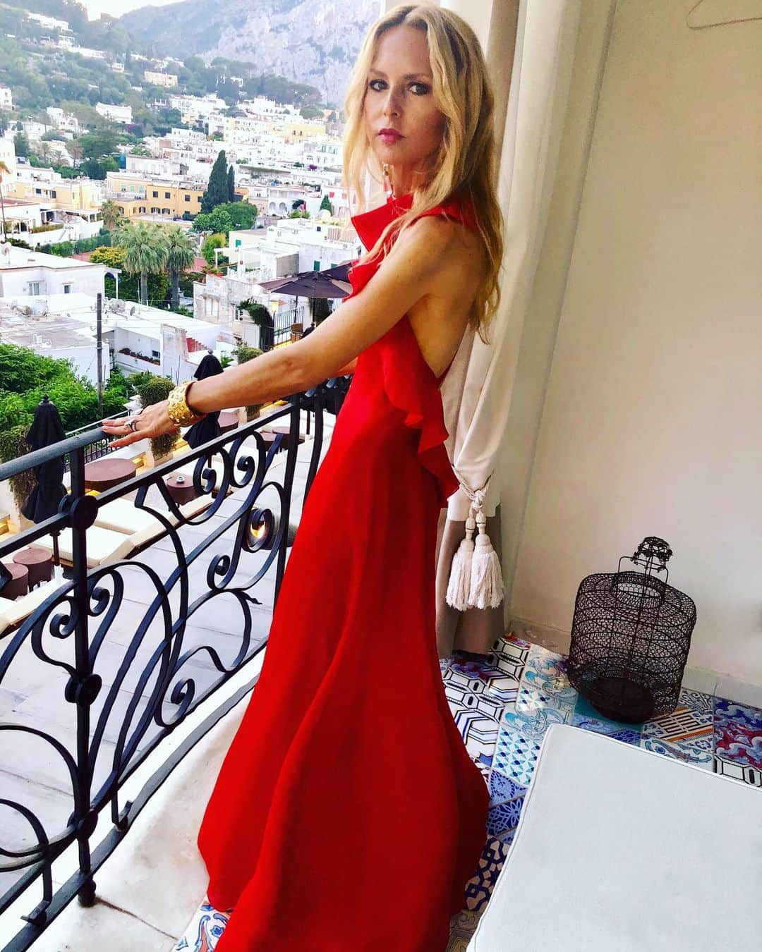 レイチェル・ゾーさんのインスタグラム写真 - (レイチェル・ゾーInstagram)「When the dress code is “black tie optional” ... I opt for vintage @maisonvalentino red #wheninitaly 🇮🇹💃 #glamour xoRZ」7月6日 12時32分 - rachelzoe