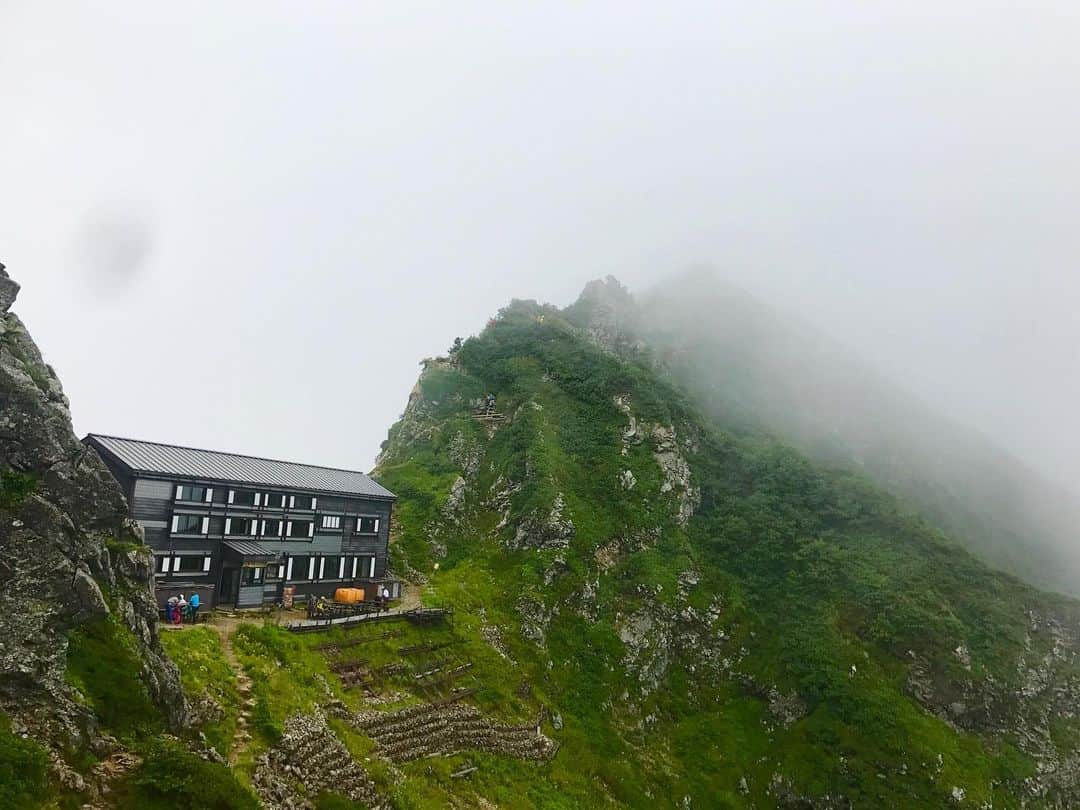 中村葵のインスタグラム：「・ ・ ガスの中に佇むキレット小屋⛰ ・ カッコよすぎる！！！！！ ・ ・ また行きたい✨🍀 ・ ・ ・  #キレット小屋 #登山 #山登り #縦走 #北アルプス #山ガール #山登り好きな人と繋がりたい ##山小屋 #北アルプス #北アルプス縦走 #北アルプス大好き #中村葵 #登山リポーター #登山タレント」