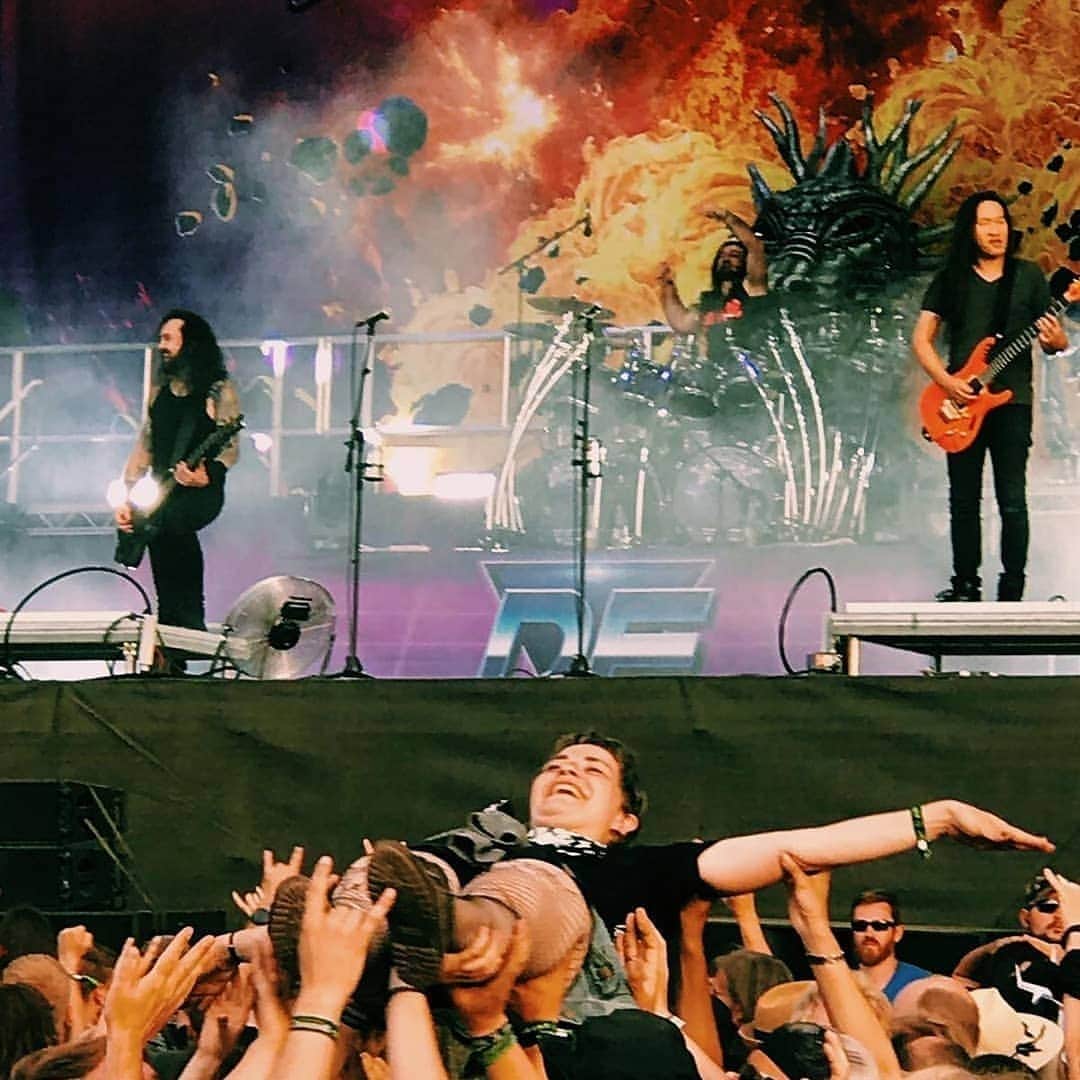 DragonForceさんのインスタグラム写真 - (DragonForceInstagram)「Who enjoys surfing here? Have you tried? Winner of the day must be this legendary crowd surfing via a wheel chair. 🤘😎🤘 New album and tour incoming! Thank our fans for the photos! . . #dragonforce #extremepowermetal #heavymetal #powermetal #newalbum #tour #crowdsurfing @rockharzopenair #dragonforcetour」7月6日 12時34分 - dragonforcehq