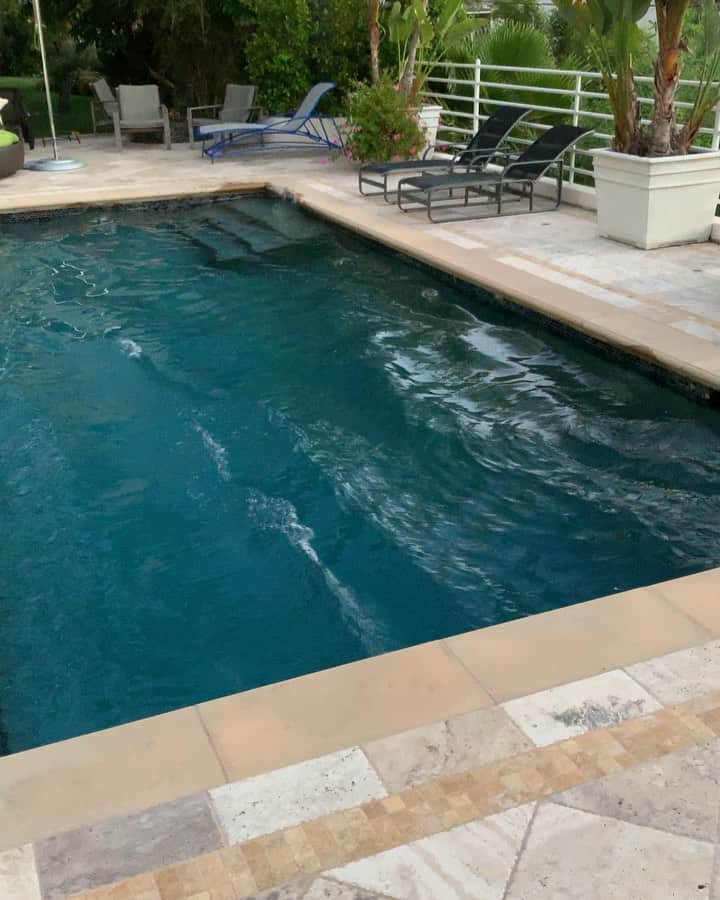 Jules Jordanのインスタグラム：「#earthquake Wave Pool 😂」