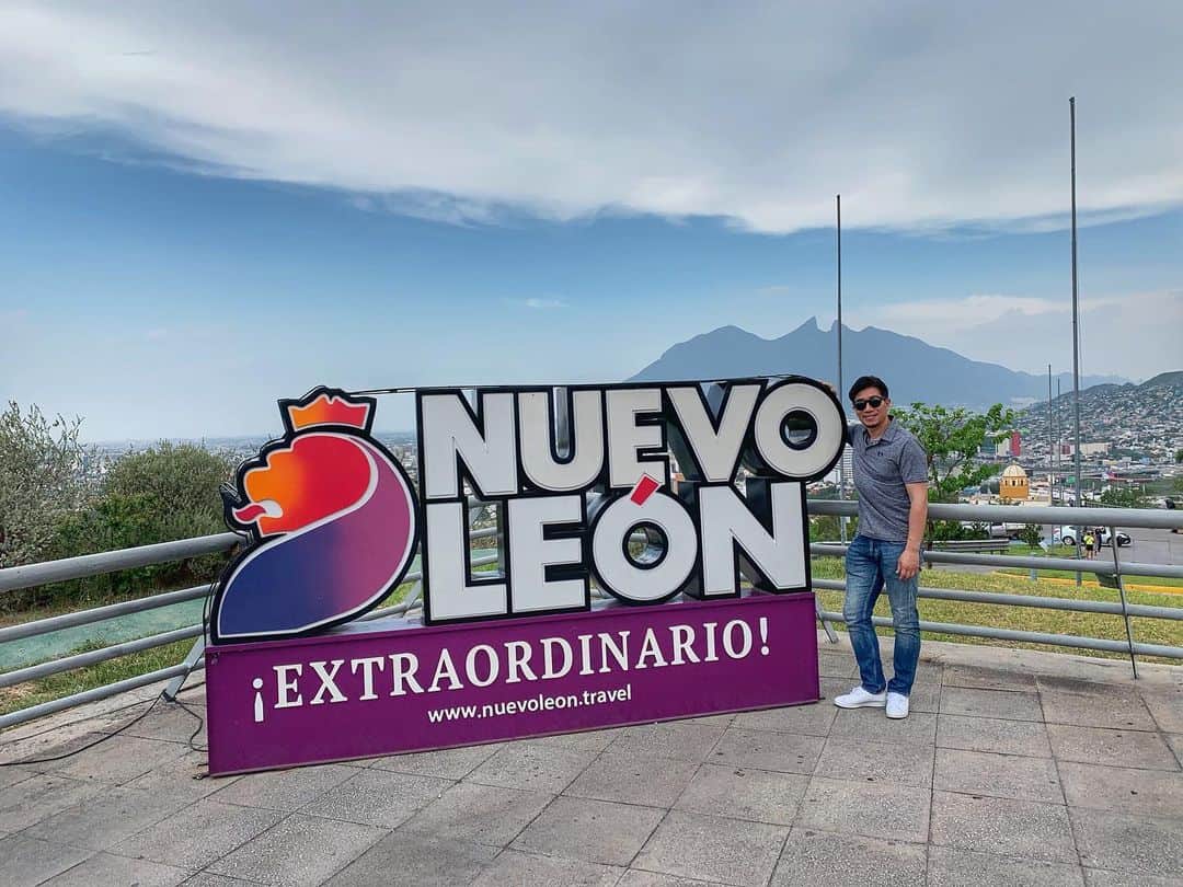 のインスタグラム：「🇲🇽 モンテレイの中心部、オビスパド展望台は街が一望できる場所！ ・ 行って良い地域、近づいてはいけない地域を教えて頂きました。 ・ そしてここには、支柱の高さ100.6mで、旗の大きさが28.6×50m、と超規格外の大きさの国旗もあります！ ・ その大きさが伝わらないのが残念。」