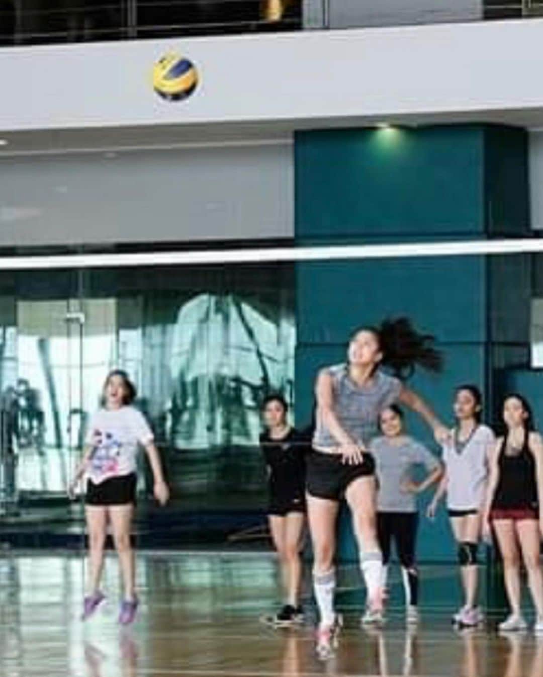 Kim Chiuさんのインスタグラム写真 - (Kim ChiuInstagram)「“let’s play ball!!!!😳🙈😝 old learnings slowly coming back.” Got this!!!🏐. . start of the weekend mood be like!!!! 😁 cto for the 📸have a great one guys!!!💋」7月6日 12時47分 - chinitaprincess