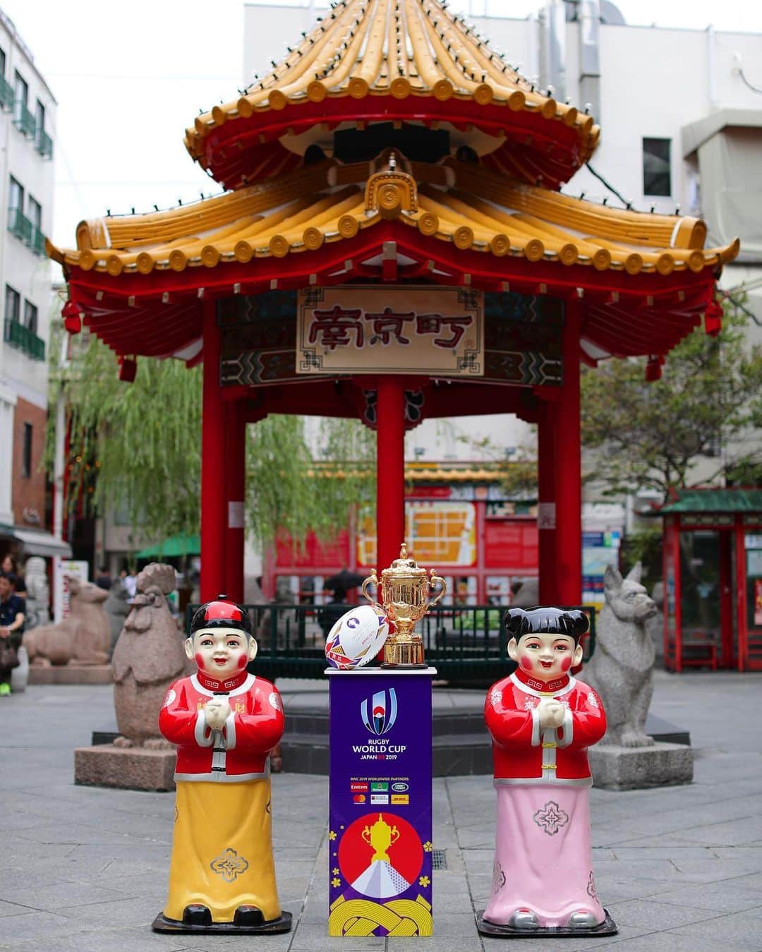 ラグビーワールドカップさんのインスタグラム写真 - (ラグビーワールドカップInstagram)「🏆#トロフィーツアー 神戸編🏆 . ウェブ・エリス・カップは神戸の街へ！ 日本三大中華街の一つ、「南京町」の中華街を訪問しました🥟 . #RWC2019 #Rugby #Rugbygram #Sport #Kobe #BeKobe #Nankinmachi #ChinaTown #神戸 #中華街 #南京町 #ラグビー」7月6日 12時45分 - rugbyworldcupjp