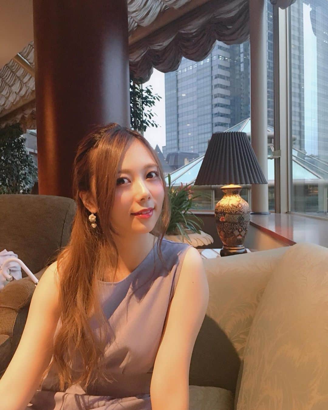 西村季里子のインスタグラム：「・ せっかく着物できてくれたお母さんと ちょっといいとこでディナーした日🐰🍽 わたしも着物着たかったけど、 ずっと雨だったから断念☂️ 和食美味しかったな〜🥰❤️❤️ 今回は両親それぞれとたくさん過ごせて、 楽しかったし幸せだったな〜💞 でも本当に食べすぎたから そろそろ調整しないと…🐷 でも、今日はこれから…✈️ 旅行に行ってきます🧚🏻‍♀️探さないでください🧚🏻‍♀️← ・ #お母さん#上京物語#母親孝行 #ディナー#和食#着物#和服#和装 #ウェスティンホテル東京 #恵比寿 #旅行#飛行機#国内#梅雨#trip#follow#followme」