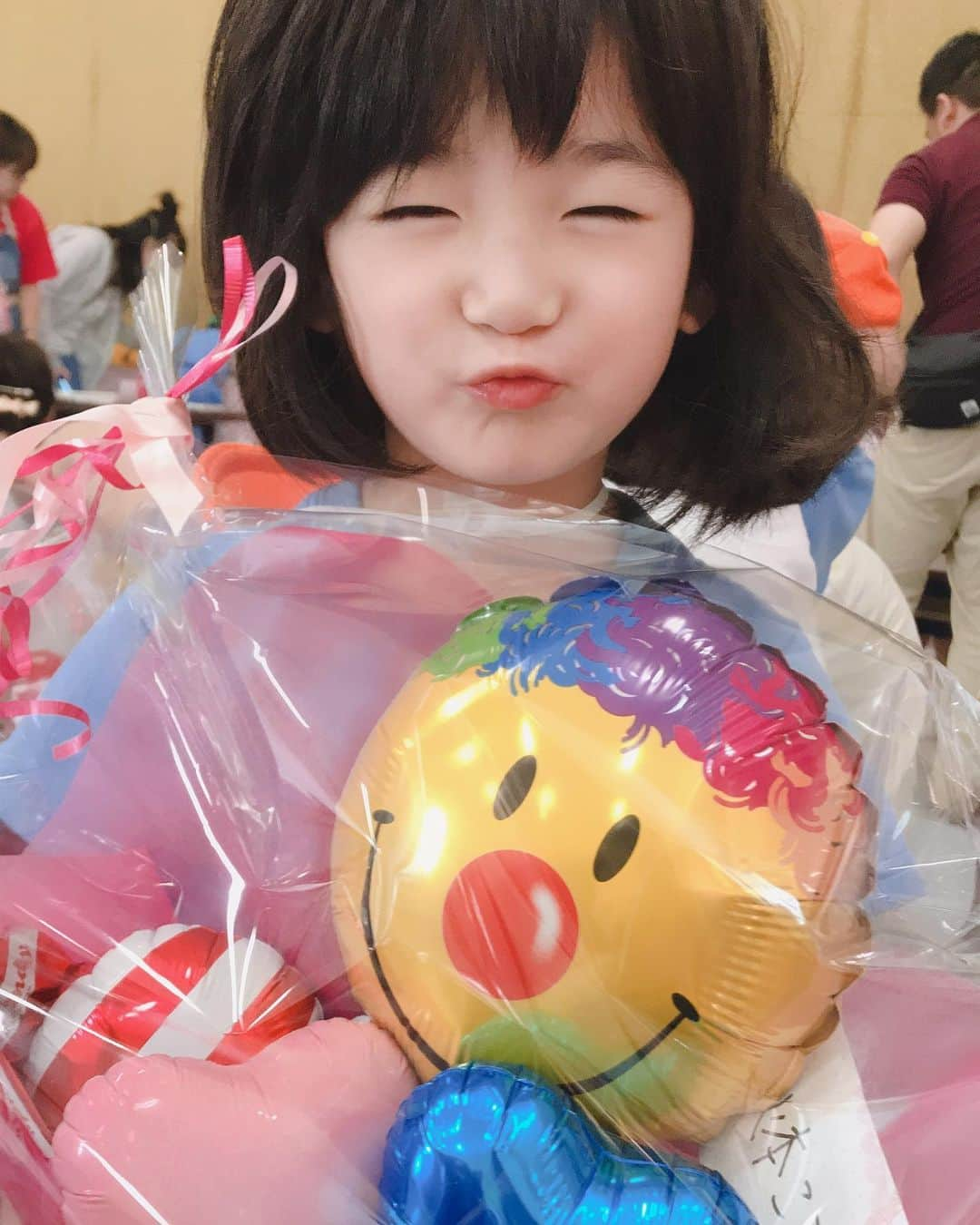 大友愛さんのインスタグラム写真 - (大友愛Instagram)「#吉沼幼稚園#橙組#親子レクレーション#バルーンアート #こころ#4歳  先月に続き 今日はこころの親子レク👩‍👧❤️ 自分で選んだり さしたり切ったり✂️ 頭を使いながら頑張りましたぁ✊😊 こころは本当にしっかり者💛❤️ 頼りになる‼️」7月6日 12時51分 - ai_dayooon