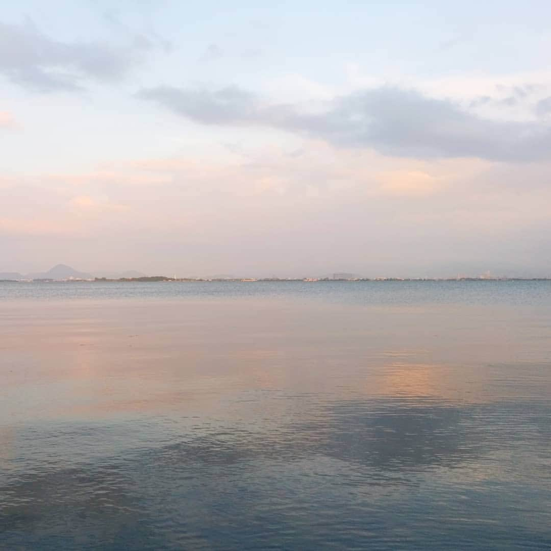 琵琶湖グランドホテル / 京近江さんのインスタグラム写真 - (琵琶湖グランドホテル / 京近江Instagram)「琵琶湖の夕景。 #琵琶湖 #絶景 #夕景 #水鏡 #空 #夕映え #黄昏 #滋賀 #京都 #ビワコイ #旅行 #琵琶湖グランドホテル #京近江 #lakebiwa #reflection #sunset #twilight #sky #amazing #beautifulview #shiga  #kyoto #japan #gobiwako #hellootsu #travel #biwakograndhotel #kyooumi  @biwakograndhotel_kyooumi」7月6日 12時52分 - biwakograndhotel_kyooumi