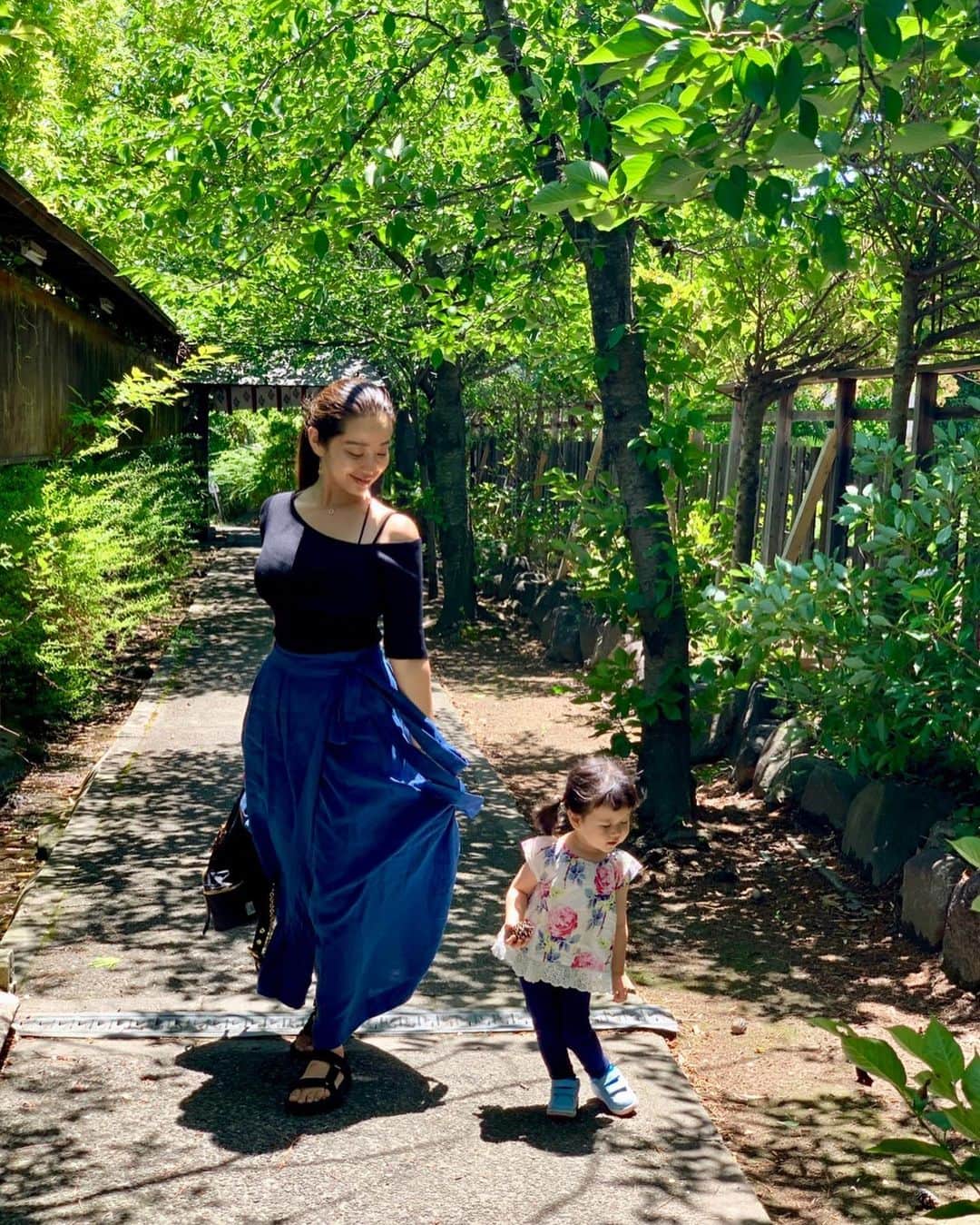 PINKYのインスタグラム：「同じポーズの母娘👩🏻👧🏻💖 photo by 👨🏻📸 . 明日は12時-17時まで、横須賀monstyleのフリマに参加します💁‍♀️🛍💗 . Pocoちゃんのサイズアウトしたお洋服や靴、おもちゃ、私の服や靴、小物なども出品します💫👗👖👠🕶😘🌈 . 雨天決行なので、いらっしゃる方はお気をつけていらして下さいね☔️🌟 . monstyleのお食事はお休みだそうなのですが、お持ち帰りできるお菓子やジュースもあるそうなので楽しみです🥰🥤🍪💕 . ※お店へのdmやお電話でのお問い合わせはお控えください※ . お洋服のクレジットは2枚目の画像にタグ付けしました🏷❤️ ・・・ ・・・ #love #happy #family #mamalife #babygirl #2歳 #母と娘 #同じポーズ ♡」