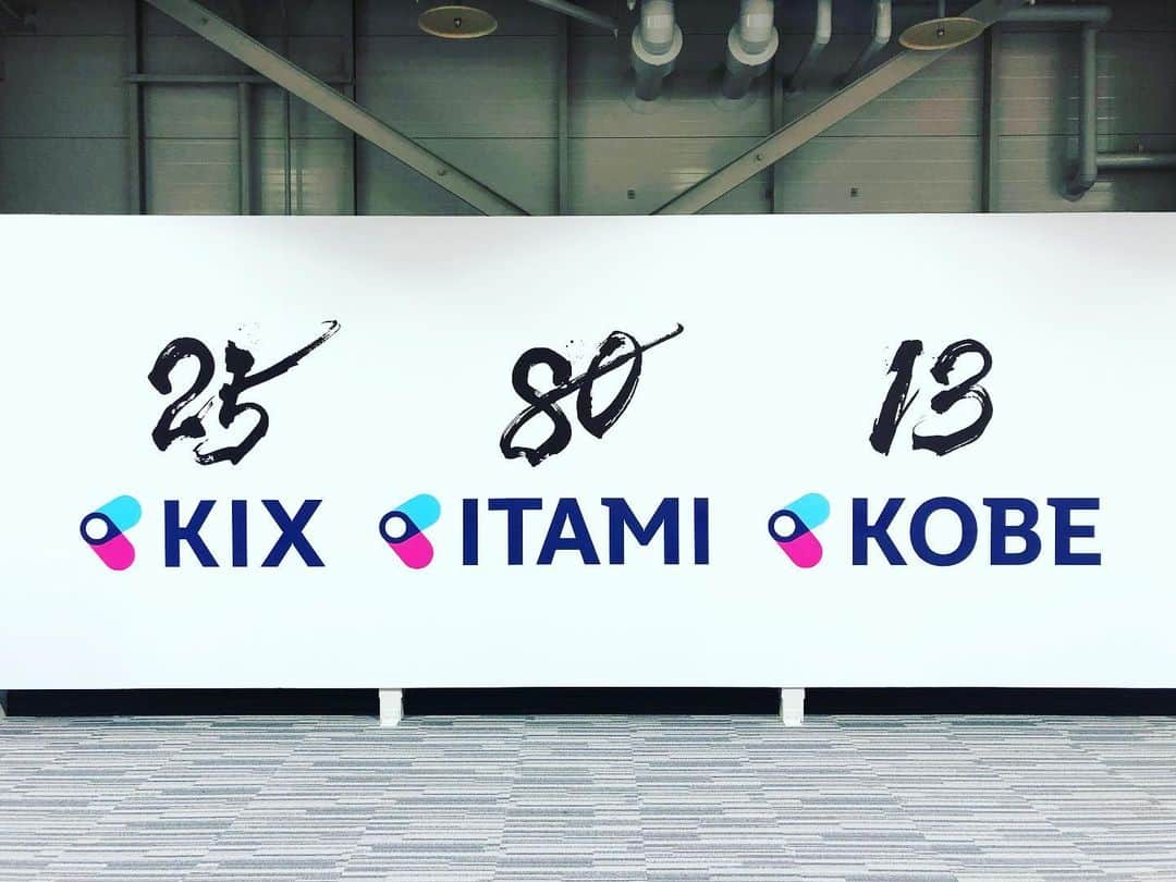 青柳美扇さんのインスタグラム写真 - (青柳美扇Instagram)「関西国際空港✈️ 周年ロゴを書かせていただいている、3空港のロゴです！✈️🙂 ✈️ 関西国際空港、大阪国際空港、神戸空港の3空港でそれぞれ周年ロゴがあります✈️ 是非ご覧になってくださいね〜^ ^！！！ このパネルは、関西国際空港第2ターミナルにあります^_^  #art #architecture  #beauty #関西空港 #aoyagibisen #青柳美扇 #kix #instagood #instadaily #JAPAN#関空 #japanese #筆文字 #tatto #calligraphy #japanesecalligraphy #calligrapher #書道 #書道家 #ink #書道パフォーマンス #美扇筆 #training #artist #artistsoninstagram #kix #itami #kobe」7月6日 12時59分 - aoyagibisen