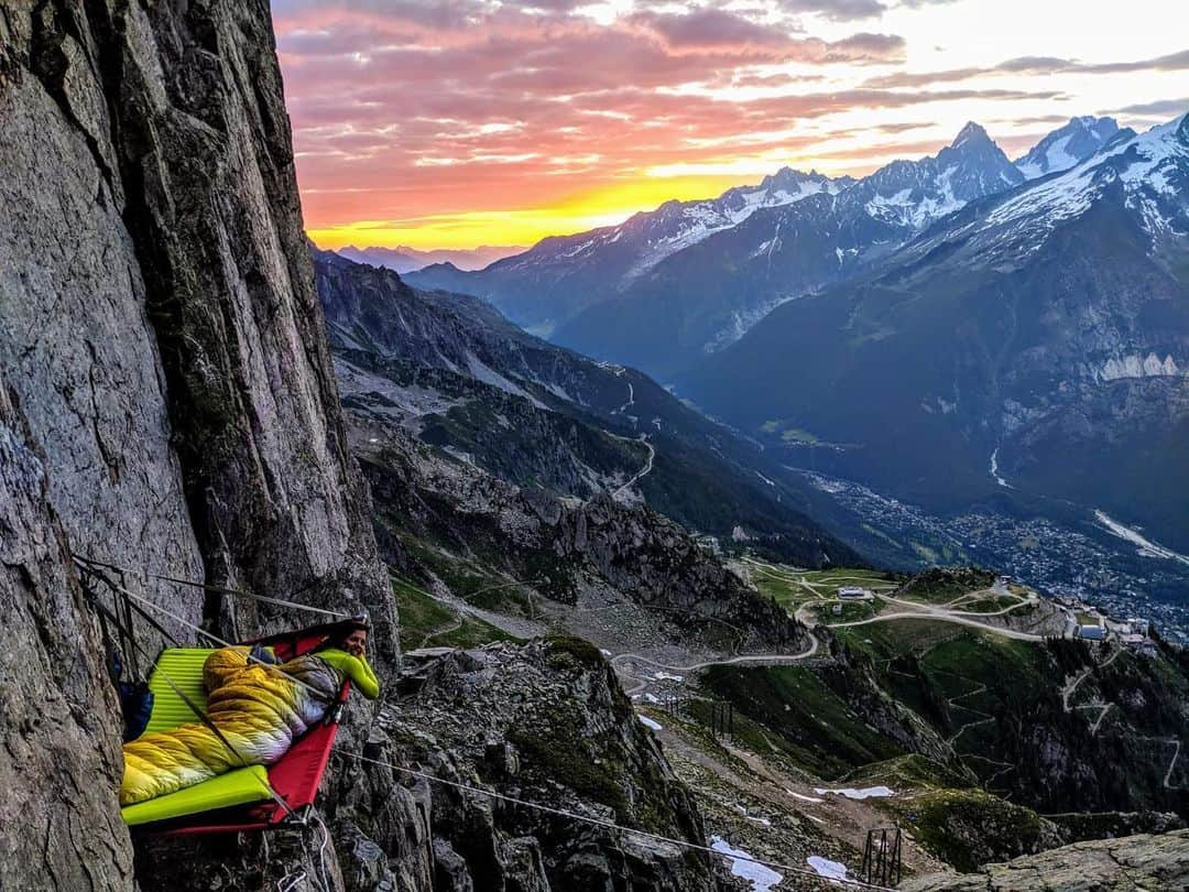 ニナ・カプレツさんのインスタグラム写真 - (ニナ・カプレツInstagram)「Good morning world! 🤟🤟🤟 #arcteryxacademy #chamonix #portaledgepicnics #bestjobever  @arcteryx @arcteryxacademy @lyofood」7月6日 13時02分 - ninacaprez