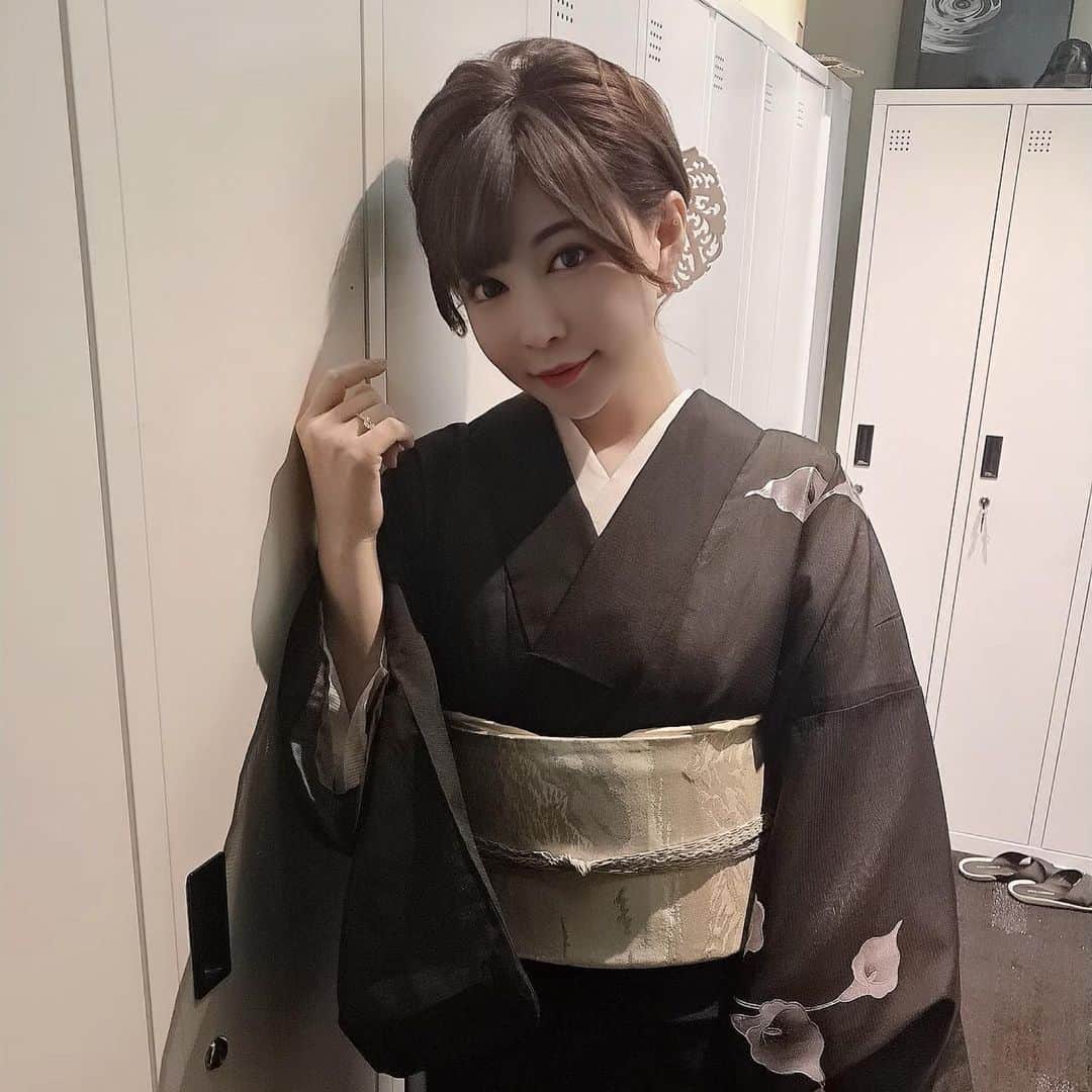 里美ゆりあのインスタグラム：「黒色の着物〜❤ #周年#イベント#ありがとう#舞人#六本木#roppongi#記念日#着物#着物ヘア」