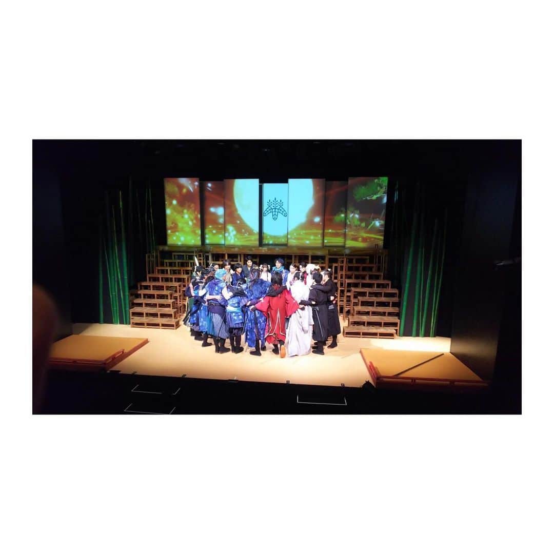 緒方ありささんのインスタグラム写真 - (緒方ありさInstagram)「ピウス企画「モナルコマキ-石川五右衛門異譚-」 . 無事閉幕しました。 たくさんのご来場ありがとうございました✨ 多くの尊敬できる先輩がたに囲まれて 連日の満席で本当に演劇続けてて良かったなって心から思った。 舞台やっぱり好きなんだなーって 実感した9公演でした。 . たくさんの想いが交錯する作品。 めまぐるしかったです。 . ランニングも食べ物も ルーティーンでとにかく無駄を 省いて全てをこの作品に 捧げました🙆‍♀️ . お陰で疲れ知らずでした。 . 終わった後の反動もすごかったからそこは次への反省点。笑 . 全ては日々のトレーニングと お食事で、身体が作られるってことを すごく実感して。 脂質と糖質控えてプロテイン飲んでたら とても良い身体になりました。 そして、やめた途端すぐ戻りました！🙋‍♀️笑 . #演劇 #演劇女子 #モナルコマキ #ランニング #ランニング女子  #筋トレ #筋トレ女子 #ハシリマシタグラム  #お尻トレーニング  #プロテイン女子  #横顔 #ランスタグラム #fitness #nike #10kmrun #run #running」7月6日 13時08分 - arisa_ogata