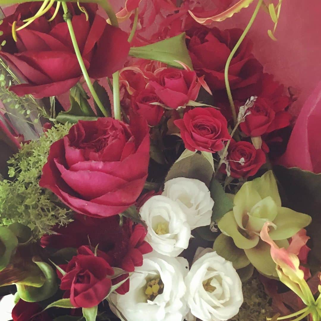 azumiのインスタグラム：「昨日いただいたお花💐 嬉しいな💕 スタッフのみなさん、ありがとうございました😊 birdも🕊w  #wyolica #wyolica20th #ワイヨリカ #beautifulsurpriseparty #bird」