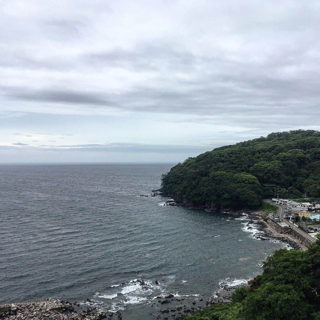 池内万作さんのインスタグラム写真 - (池内万作Instagram)「雨の合間を縫って朝の半島ランを〜。 濡れたアスファルトを裸足で走るとなかなか気持ちいいですね。ただ、強風や大雨の後は枝や小石が多いのがアレですけど…ってなんのこっちゃw 今日は家の片付けやらセリフやらなんやらをやりましょうかね。 皆さまも素敵な週末をお過ごしください〜(｀_´)ゞ #stopデ部 #ランでした #真鶴半島」7月6日 13時10分 - mandeshita