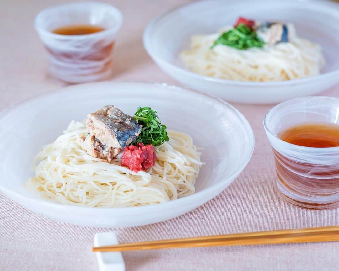 haru.のインスタグラム：「. おこんにちは！ . リビングートマガジン @livingut.magazine にて、 「毎日使いたい！ガラスの器（うつわ）の使い方と『涼』を演出する盛り付けアイデア☆」という記事が公開されております♩ . これからの季節にぴったりな、#ガラスの器 の使用アイデアをいくつかご紹介しています。 . ぜひ、リビングートマガジンサイトでご覧下さいね！ サイトはリビングートマガジン公式アカウント @livingut.magazine プロフページリンクから飛べますよ♡ . . さてー。 今日は曇り空の箱根。 ここのところの雨で朝はいつも霧で真っ白w いまは霧が晴れたけど曇り空で暗いです…。 . 暗いけど、頑張ってパソコン仕事終わらせちゃお。 みなさまも良い1週末を♡ . . . #ideaco #ideacoでおしゃれベランピング @ideaco_1989 @ideaco_home」