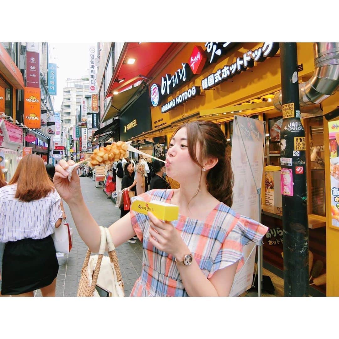 のインスタグラム：「🧀﻿ ﻿ びよ〜〜〜ん。﻿ ﻿ 明洞で食べてきたよ✌︎﻿ ポテトモッツァレラ🥔🧀﻿ 맛있었어💕﻿ ﻿ ______________________________ #マトバの海外旅行記 #母娘旅 #韓国 #ソウル #明洞 #食べ歩き #チーズハットグ #マシッソヨ  #korea #seoul #치즈핫도그 #맛있는」