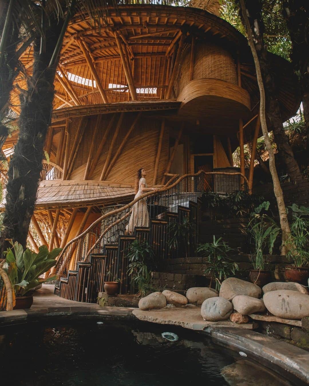 Canon Asiaのインスタグラム：「“Living in Bali and being constantly surrounded by nature, I am always inspired to shoot. Scenes of people, culture, and architecture also spark my passion.  This was my first time doing a shoot at a bamboo house. Not only was the design of the place special; it was interesting to learn about the unique concept of sustainability and its importance in hospitality. I captured this shot in hopes of inspiring people to understand more about sustainable living.” • 📷 Image by @sutarahady using the Canon EOS 5D Mark IV | Canon EF 16-35mm f/2.8L II USM | f/2.8 |1/125s | ISO 320 | 16mm  Want your photos to be featured too? Tag them with #canonasia !  #canonasia #photography #baliphotography #sustainability #nature #naturephotography #naturelovers #nature_photo #nature_of_our_world #ecofriendlyliving」