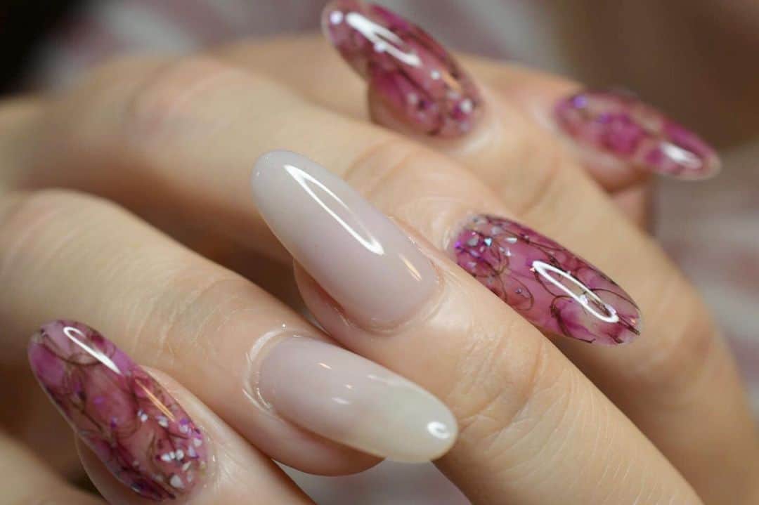 Yuka Maeda ::manicurelistのインスタグラム：「大阪市北区 梅田.中崎町.駅から徒歩7分🚶‍♀️ CADENAS nail eyelash  マツエクアカウント @cadenaseyelash LINE:@ cadenas 🆔検索🙋‍♀️ tel:06-4792-8617. cadenas.nail@gmail.com. . #ネイル #ネイルアート #ネイルデザイン #梅田ネイルサロン  #堂山町ネイル #大人ネイル  #フィルイン #ジェルネイル #jelnail #nails  #nailart #instagood #ワンカラー #大阪ネイルサロン  #上品ネイル #シンプルネイル  #ジェルデザイン #cadenas #カデナ #夏ネイル #fashion #smile #love #美甲 #happy #newnails #loveit #パープルネイル #ニュアンスネイル」