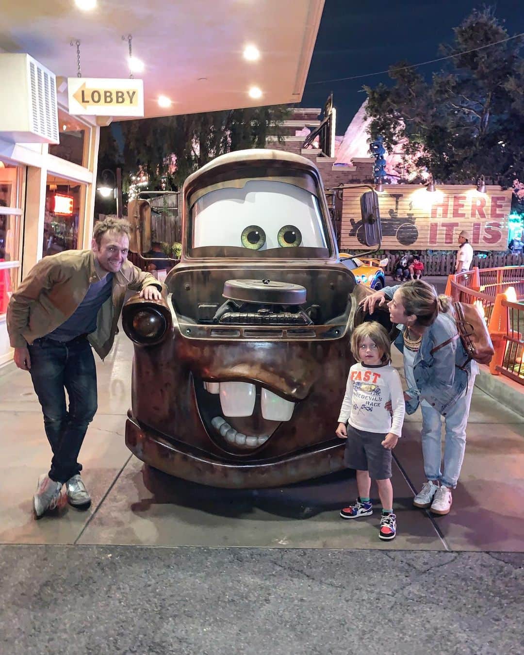 クレア・コフィーのインスタグラム：「When @Disneyland shuts down rides on account of an earthquake... you gotta stop drop and cover in Radiator Springs!」