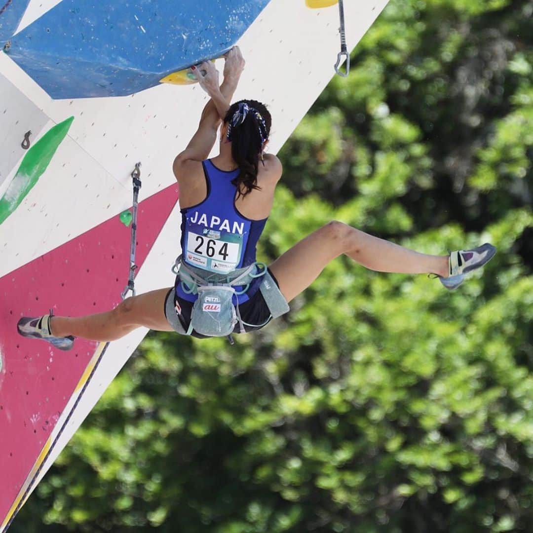 野口啓代のインスタグラム：「First day of 2019 Lead worldcup season was done!✅* * My first try was like nightmare..😱💔 I had big mistake at the low part and I seemed to turn audience😂💦(look at this picture)But Finaly I through to the Semi Final with 6th place👍🏻* * I want to show them to my best performance tomorrow‼️✨* * 予選終了✅ 1本目の下部で自爆し、観客の方を向きかける最大のピンチ🤯💥に見舞われるも(写真参照)なんとか6位で準決勝に進出👍🏻明日こそいい登りがしたいです🤦🏻‍♀️💨* * * photo by @bjornpohl  @au_official #大和証券 @thenorthfacejp @orientalbaio #三井不動産 @cowsoapcp #zeta  @c3fit @lasportivajp @petzl_official  @newhale_japan」