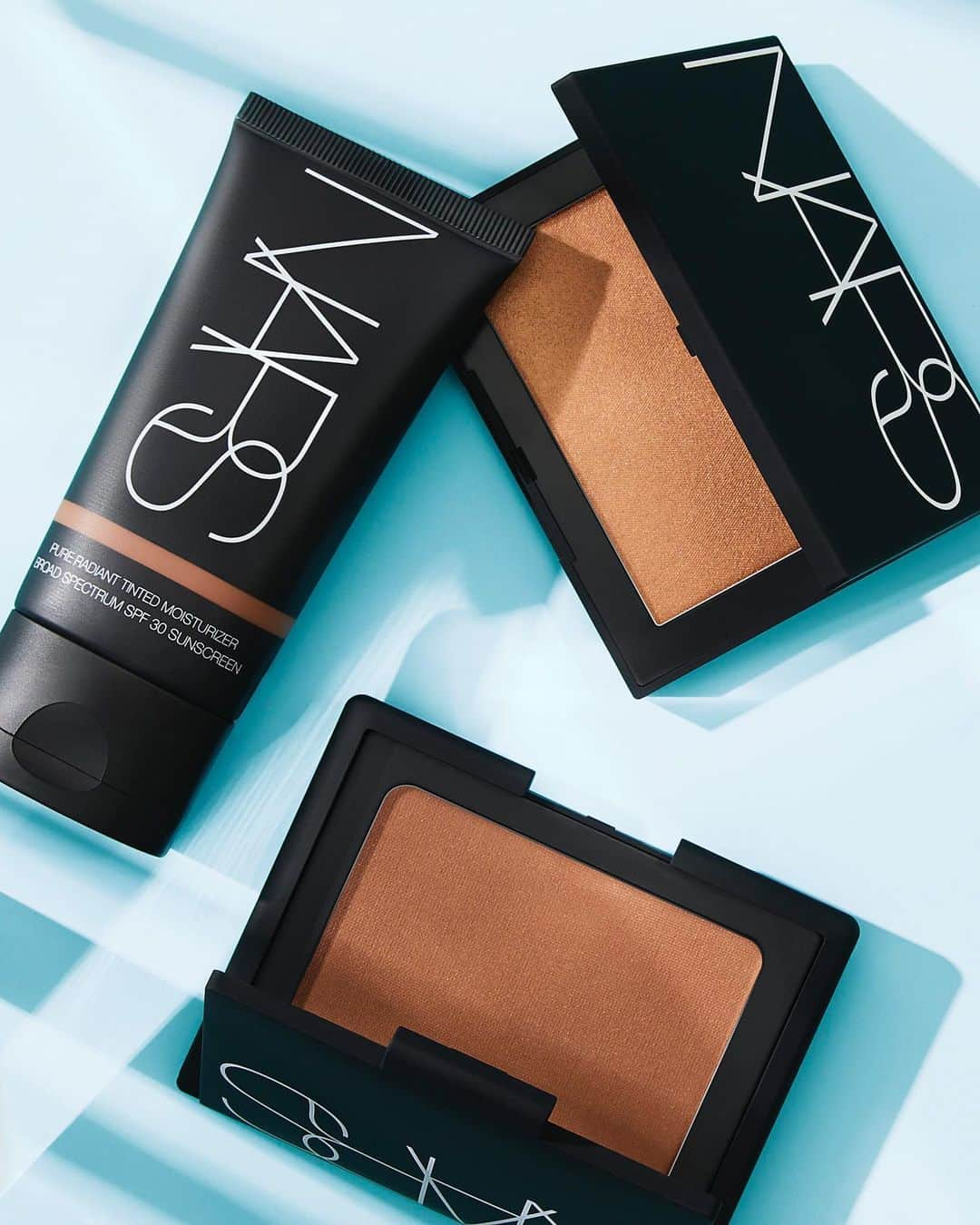 NARSさんのインスタグラム写真 - (NARSInstagram)「The heat on the street. Casino Bronzing Powder, St. Barths Highlighting Powder, Pure Radiant Tinted Moisturizer.」7月6日 4時31分 - narsissist