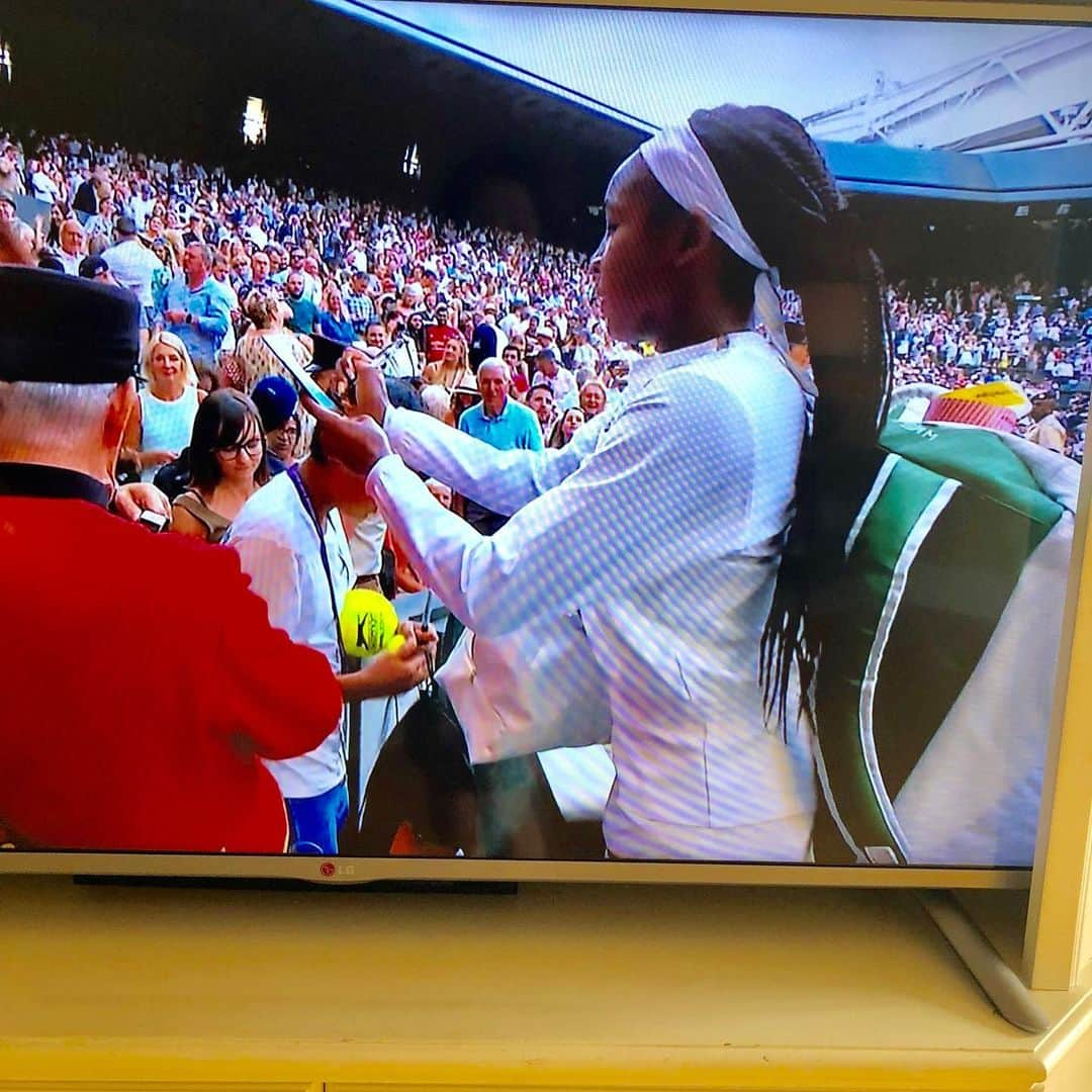 スーザン・ルッチさんのインスタグラム写真 - (スーザン・ルッチInstagram)「COCO!!! Congratulations—Center court debut at Wimbledon and WIN for 15-year-old COCO GAUFF!!!Strong, talented, focused champion—and so lovely and gracious, signing autographs💪💪💪👏👏👏👍👍👍🎉🎉🎉」7月6日 4時33分 - therealsusanlucci