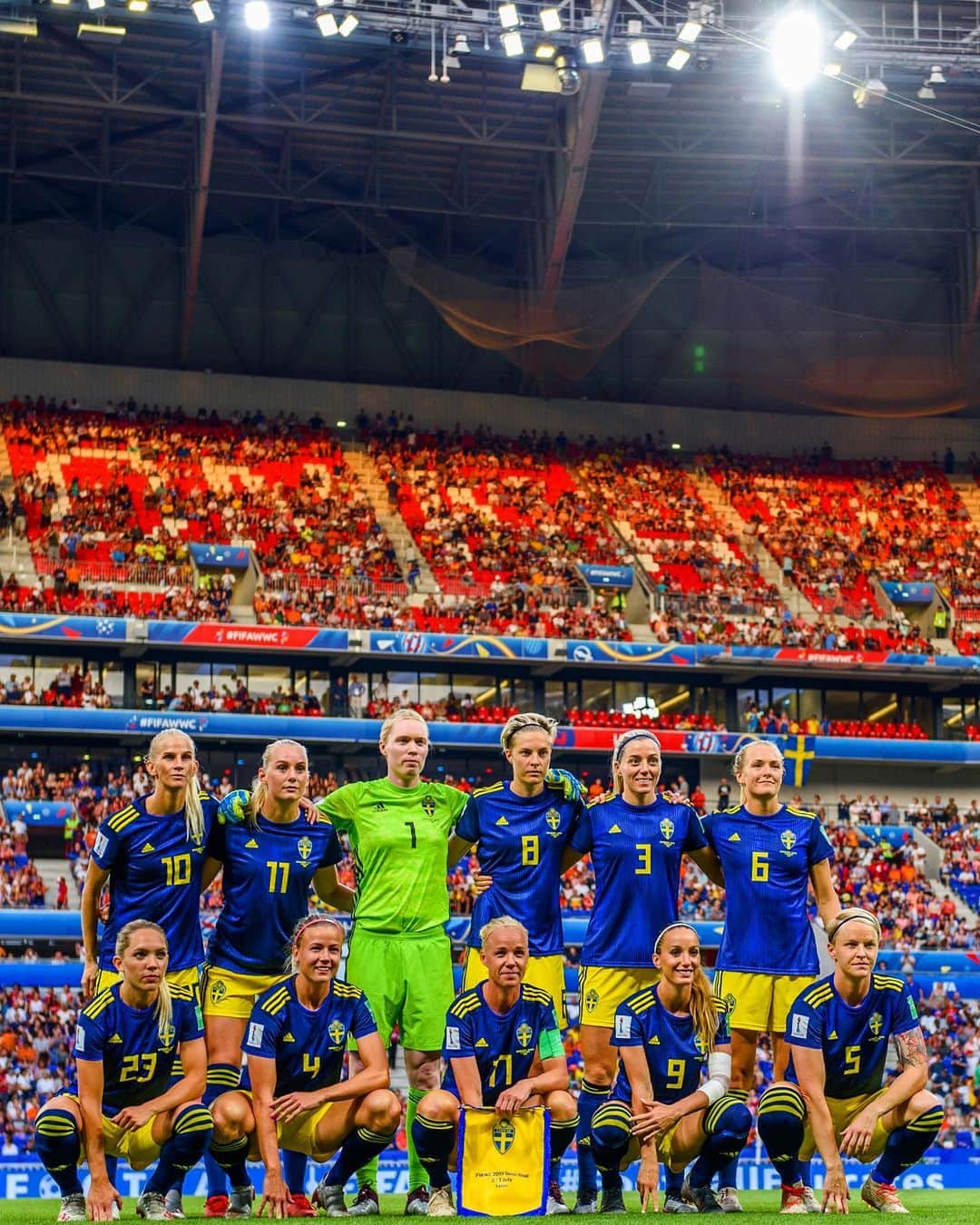 コソヴァレ・アスラニさんのインスタグラム写真 - (コソヴァレ・アスラニInstagram)「Tomorrow is our last chance to win a medal in #FIFAWWC 2019. We always play our hearts out and once again tomorrow we are going to give it our ALL! Let’s go team 🇸🇪!! #together #swewnt」7月6日 4時33分 - asllani9