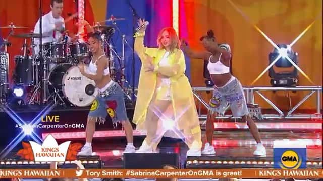 サブリナ・カーペンターのインスタグラム：「I woke up at 4am today but for a really good reason!! thanks for having us @goodmorningamerica and thanks for smashing it @alanwalkermusic + my insane band/crew ily all 💛  to those crazies that camped out overnight to spend this morning w me and sing at the crack of dawn, i love u with all of my heart. now let’s all be in our beds.」
