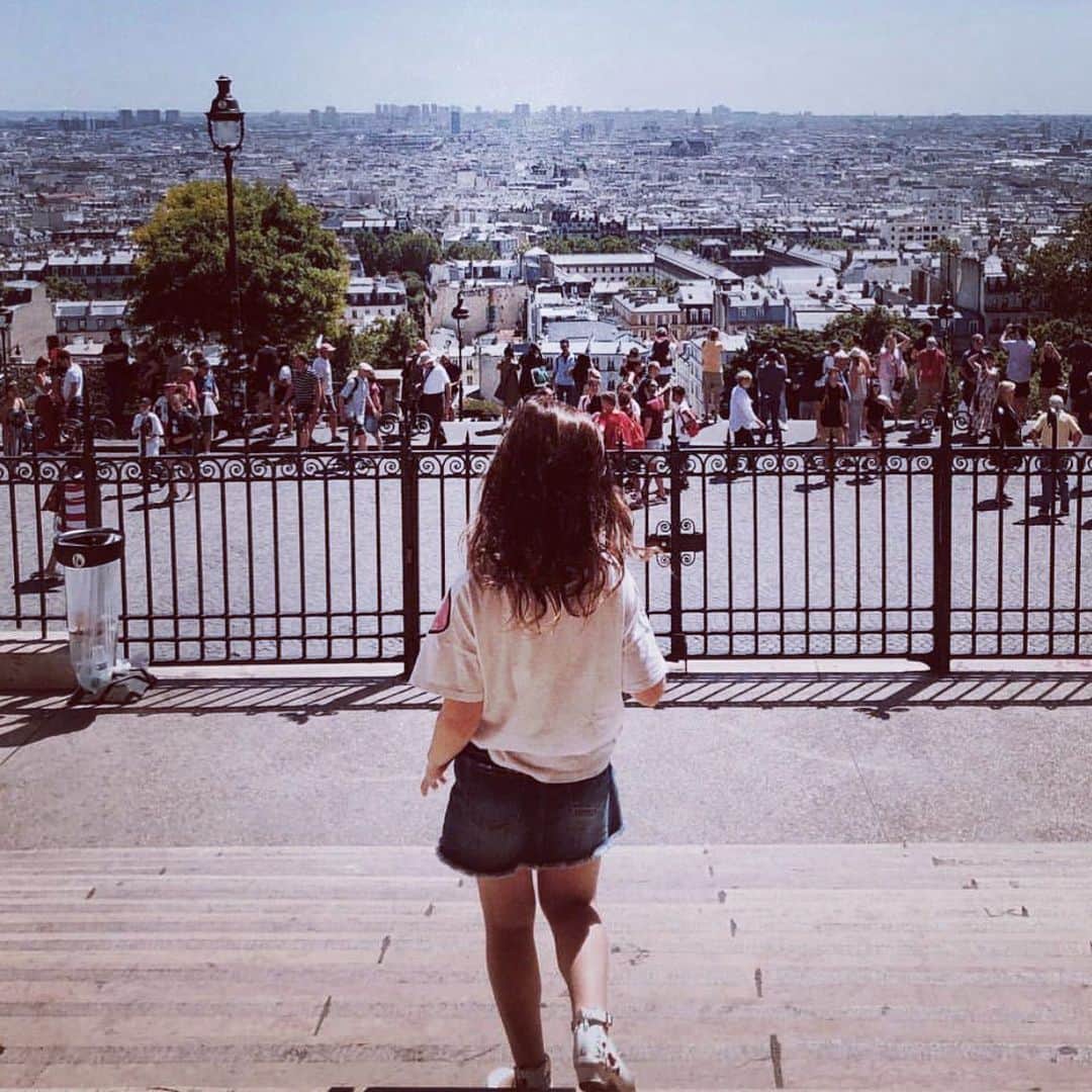 カリーヌ・ロワトフェルドのインスタグラム：「An American in Paris💓💓💓 @romyandthebunnies #montmartre」