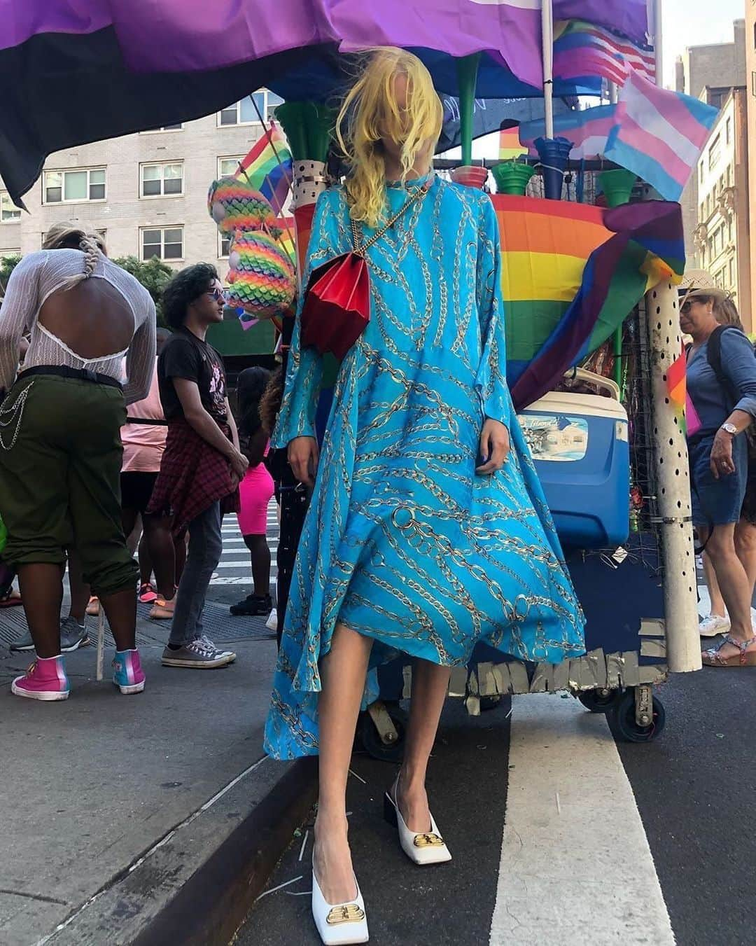 Vogue Runwayさんのインスタグラム写真 - (Vogue RunwayInstagram)「The #Pride parades around the world this past week also brought along some serious fashion moments. From looks that ran the gamut of glamorous, camp, and more, tap the link in our bio for the best fashion double-taps we saw on our Instagram feeds this week.  #regram @sasha_melnychuk」7月6日 4時37分 - voguerunway