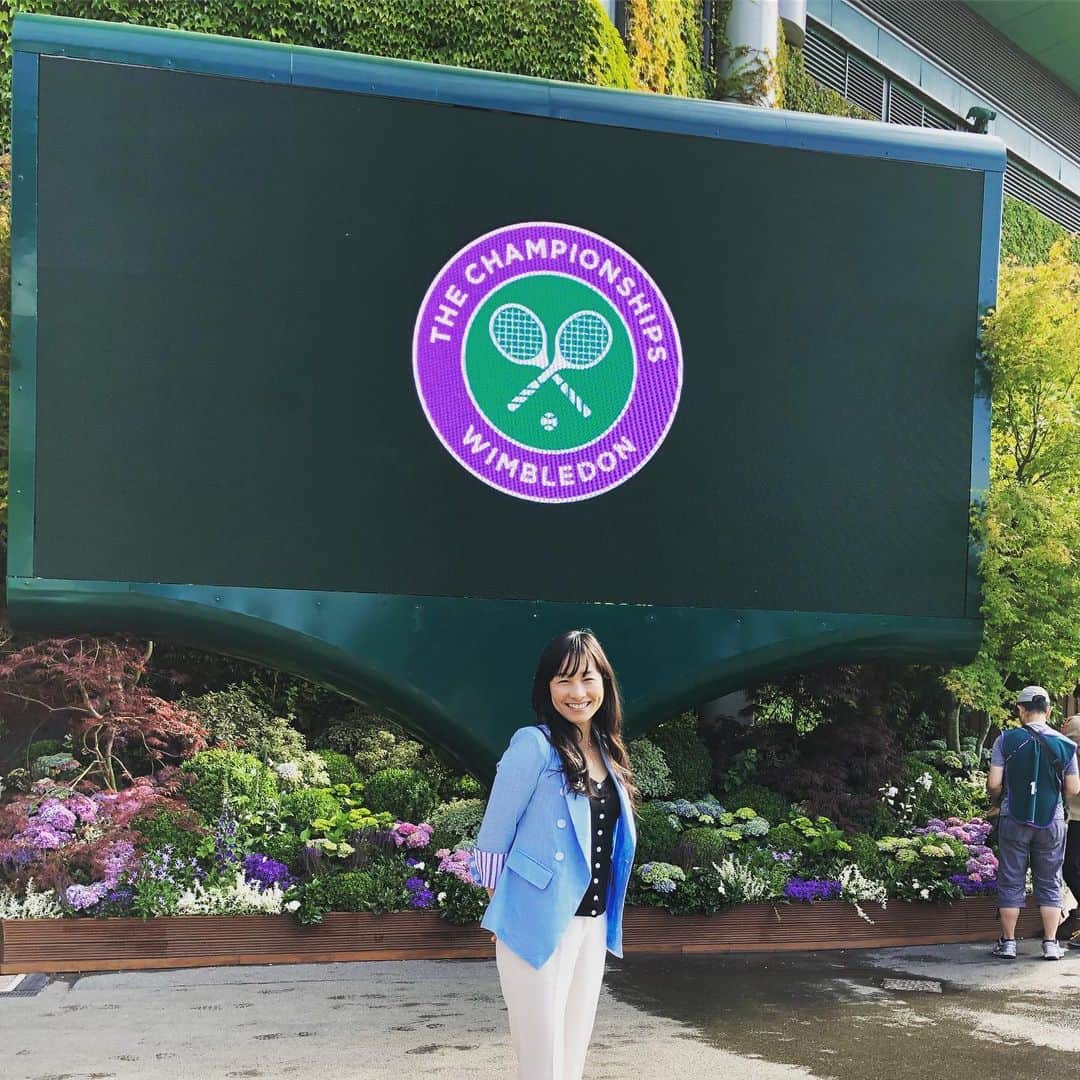 伊達公子さんのインスタグラム写真 - (伊達公子Instagram)「Wimbledon 大会5日目 今朝は会場へ7時半入りし、まだ人気の少ない時間帯での撮影。 そして番組前に増田アナウンサーと神尾米ちゃんと女3人で！ 今日は27℃と結構日差しの強い暑い1日でした。 #伊達公子 #kimikodate #テニス #テニスプレイヤー #テニスプレーヤー #tennis #tennisplayer #ウィンブルドン #ウィンブルドン2019 #wimbledon #wimbledon2019 #全英オープンテニス #全英オープンテニス2019 #instatennis #instasports #london #ロンドン #wowow #wowowtennis」7月6日 4時40分 - kimiko.date