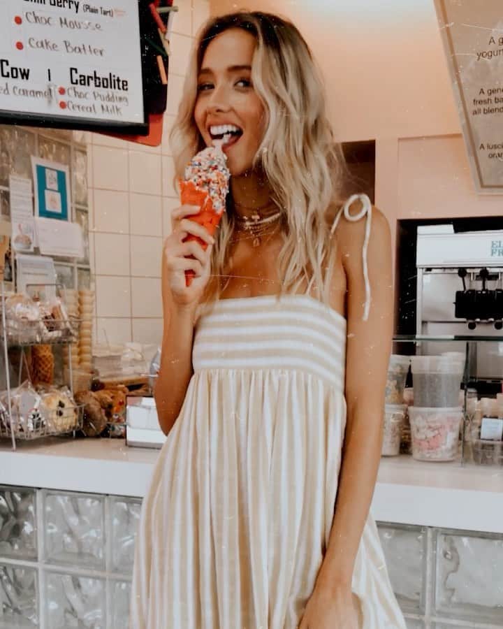 ブルーライフのインスタグラム：「because everyone loves @thebiggchillofficial & this @rue_stiic dress🍦🌟 tap to shop 💛」