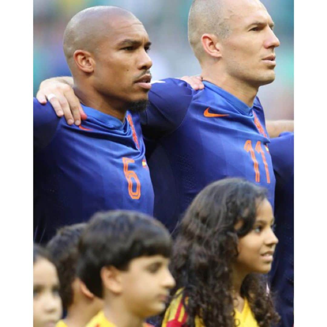ナイジェル・デ・ヨングのインスタグラム：「Another great said goodbye to the beautiful game! Happy retirement @arjenrobben! No defender stood a chance, once he cut back inside for his favorite left foot! Absolute pleasure gracing the same pitch with this guy defending our national colors! 🇳🇱 #ArjenBedankt #Classof84」