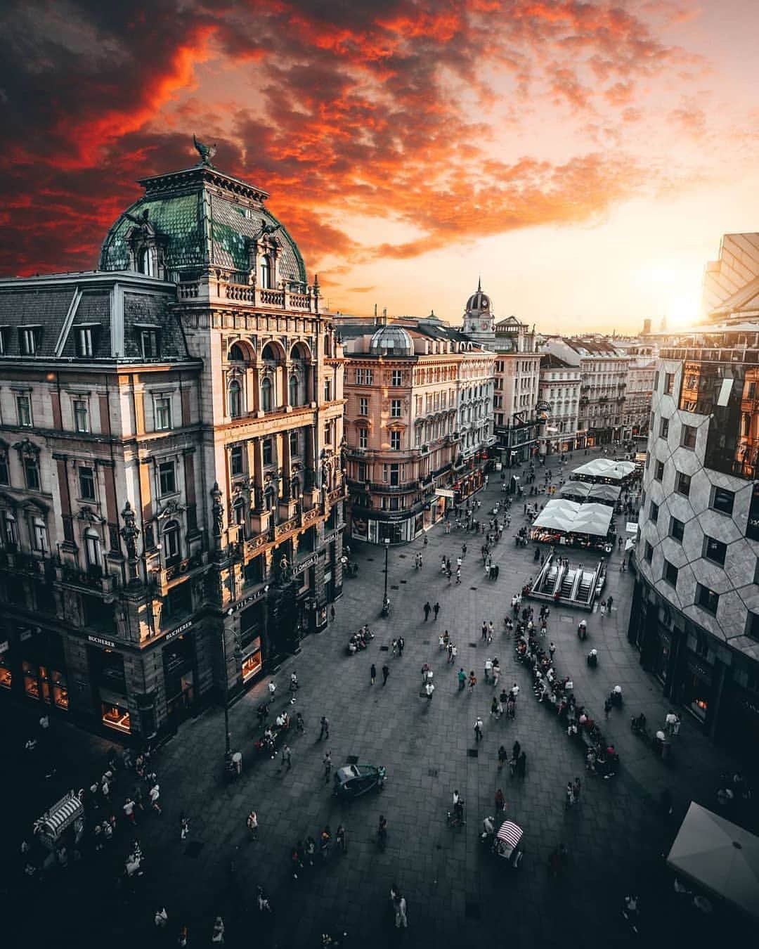 Wien | Viennaさんのインスタグラム写真 - (Wien | ViennaInstagram)「Where in the world are you spending your Friday evening? Comment with the flag of the country. Greetings from Vienna! 🔥🇦🇹 by @a_l_x_ender #ViennaNow」7月6日 4時50分 - viennatouristboard