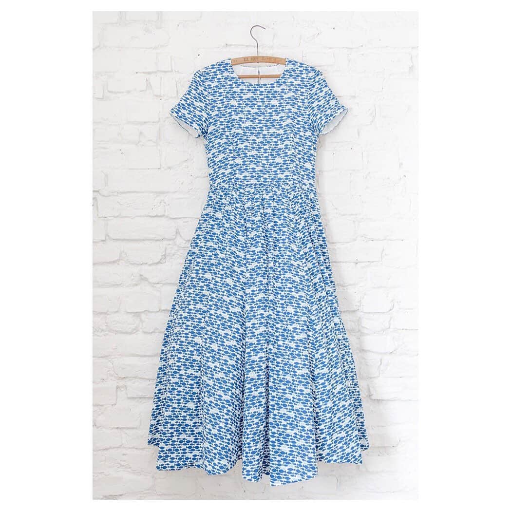 キャベジズ&ローゼズのインスタグラム：「Go your own way in the Glenda Dress featuring a charming shoal of fish 🐟 The pretty blue fishes print mesmerises on Glenda 😍 As charming by the seaside as it is in the office, this quirky frock will raise a smile wherever you choose to wander #newarrivals #fishprint #printeddress #dressprinted #britishfashion #madeinbritain #shopindependent #fundress #cabbagesandroses #cabbagesandrosesfashion @christina_strutt @cabbagesandroses_shop 👆Link In Bio👆」