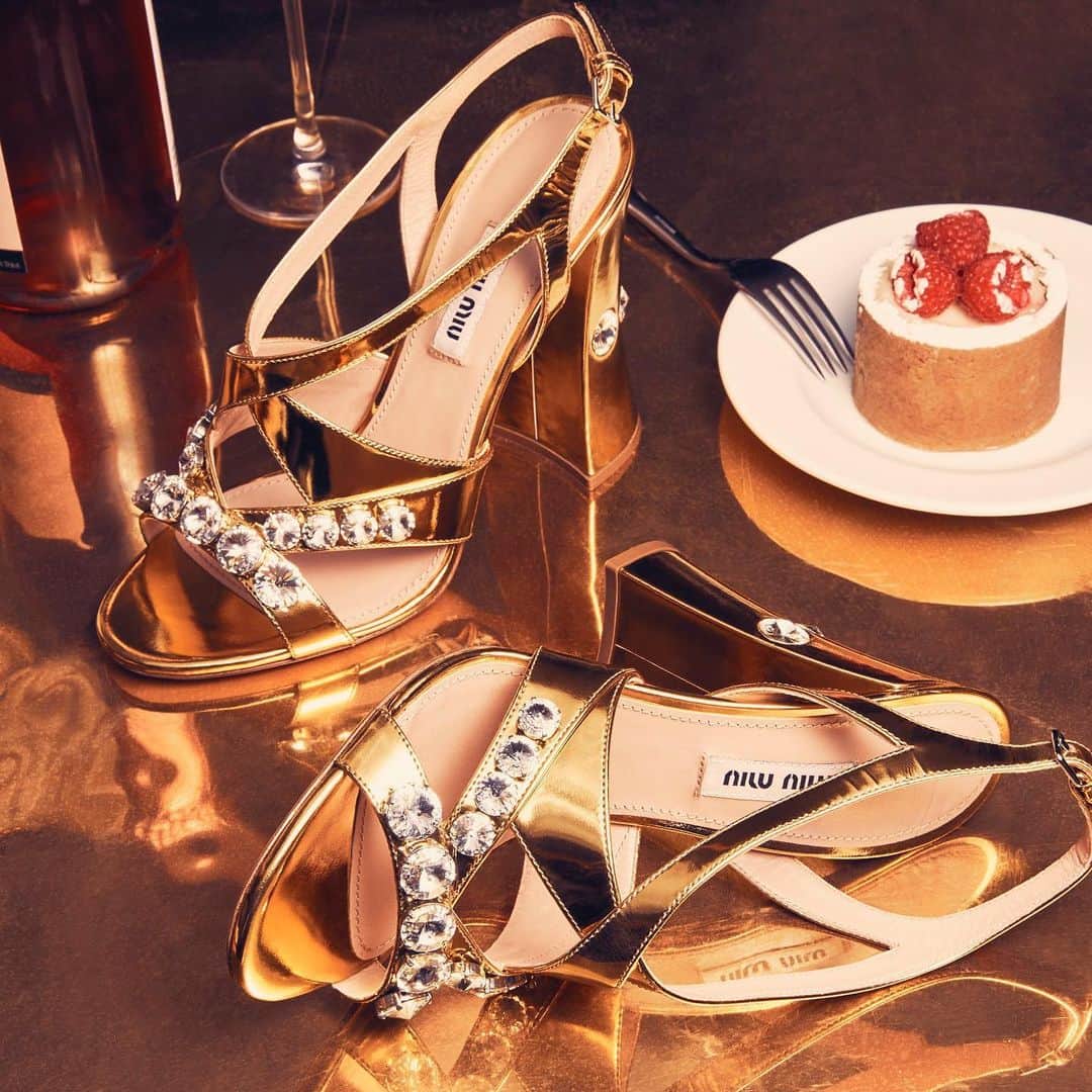 Saks Fifth Avenueのインスタグラム：「Summer Fridays have never looked so glamorous. We’re toasting to the weekend in @miumiu’s #OnlyatSaks gold heels. #10022SHOE」