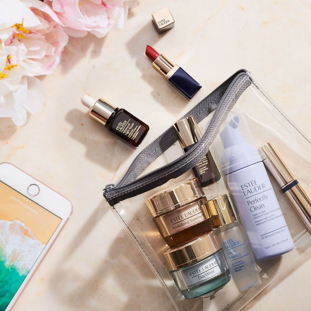 エスティローダーさんのインスタグラム写真 - (エスティローダーInstagram)「Less is always more when packing for a summer getaway. Escape in style with your must-have skincare and makeup in TSA-friendly sizes. Shop the Mini Bar via the link in bio. #EsteeEssentials #TravelBeautifully」7月6日 5時00分 - esteelauder