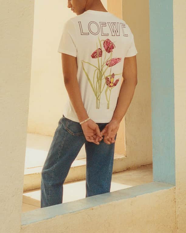 MR PORTERのインスタグラム：「Not all T-shirts are built the same - just try this one from @loewe for size.⁠ -⁣⁠ 🛒 Loewe T-Shirt (1107757), Valentino Jeans (1094999) and Bunney Bracelet (1127165) available now via the link in bio. #MRPORTER」