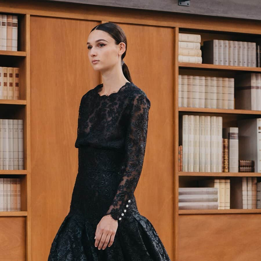 シャネルさんのインスタグラム写真 - (シャネルInstagram)「Look 57/70 — Fall-Winter 2019/20 #CHANELHauteCouture. #CHANEL @justine_asset Anthracite ennobled lace dress.」7月6日 5時00分 - chanelofficial