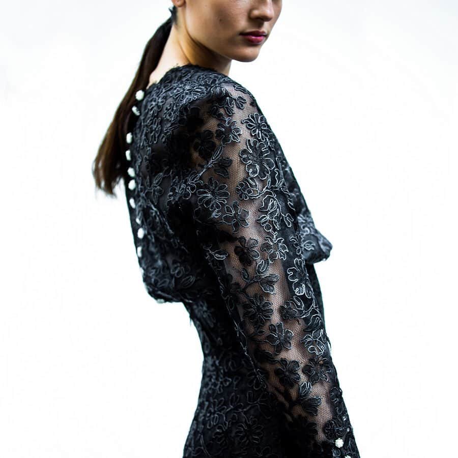 シャネルさんのインスタグラム写真 - (シャネルInstagram)「Look 57/70 — Fall-Winter 2019/20 #CHANELHauteCouture. #CHANEL @justine_asset Anthracite ennobled lace dress.」7月6日 5時00分 - chanelofficial