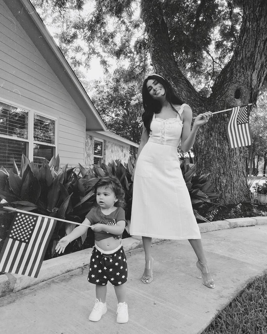 Sazan Hendrixさんのインスタグラム写真 - (Sazan HendrixInstagram)「Look at my little firecracker killing me in her makeshift crop top 🇺🇸💥 #4thofjuly」7月6日 5時05分 - sazan