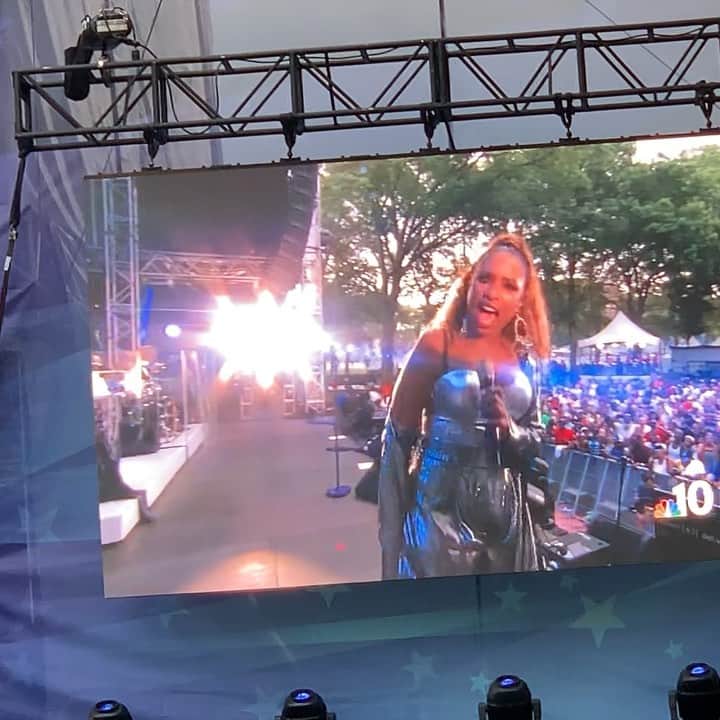 ジェニファー・ハドソンのインスタグラム：「“Deliver “Where the hell u at ! Thank yal for all the love ! I know where team jhud at , that’s for sure ! #wawa」