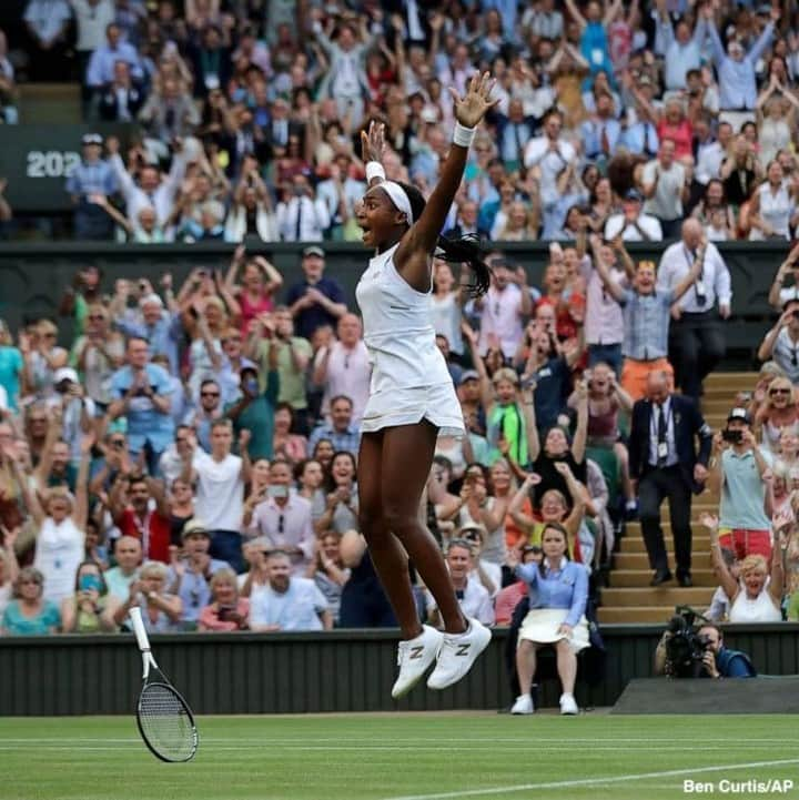 ABC Newsさんのインスタグラム写真 - (ABC NewsInstagram)「15-year-old phenom Coco Gauff has gotten her ticket to Wimbledon’s second week after a comeback win on the game’s most storied and famed court. #cocogauff #tennis #wimbledon #phenom」7月6日 5時07分 - abcnews