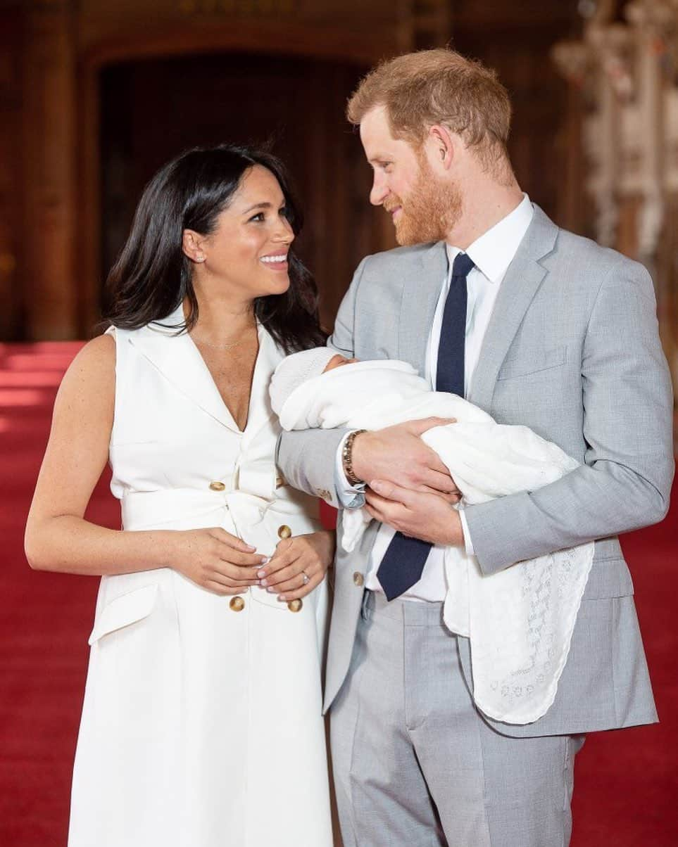 People Magazineさんのインスタグラム写真 - (People MagazineInstagram)「Baby Archie‘s christening is tomorrow! ❤️ Tap the bio link for everything we know about Archie’s big milestone, which will be unfolding in Queen Elizabeth’s private chapel at Windsor Castle. | 📷: Dominic Lipinski - WPA Pool/Getty」7月6日 5時11分 - people