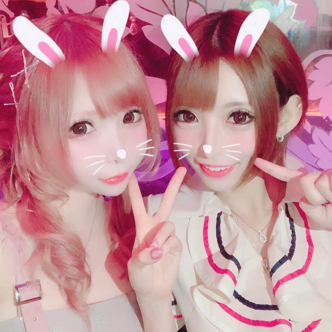葉月七瀬のインスタグラム：「火曜日は 翼キララちゃんきてくれたよ💓 . 連絡は結構取ってるけど 会うのは久々すぎる🙈🌟 今朝も悩み電話聞いてくれたし 優しいお姫様👸🏼💖 見た目も中身も完璧で一緒にいて楽しい💕💕 ほんと大好き😍✨ キャバクラ始めて初めて友達になった子が キララちゃん"(*´˘` )♥(´˘`๑)" . キララちゃん誕プレくれたの～🎁 ちょー嬉しいし安定で女子力高いし 本当にありがと🥰 次は私がプレゼント渡したいから 早く会おうね💓 いつも色んな話聞いてくれてありがと！！ ずっーと大好きっ♥️♥️♥️ #翼キララ  #ななせまる #ヴェルージュ #キャバ嬢  #friend #女子力 #かわいい #大好きな人  #誕プレありがとう」