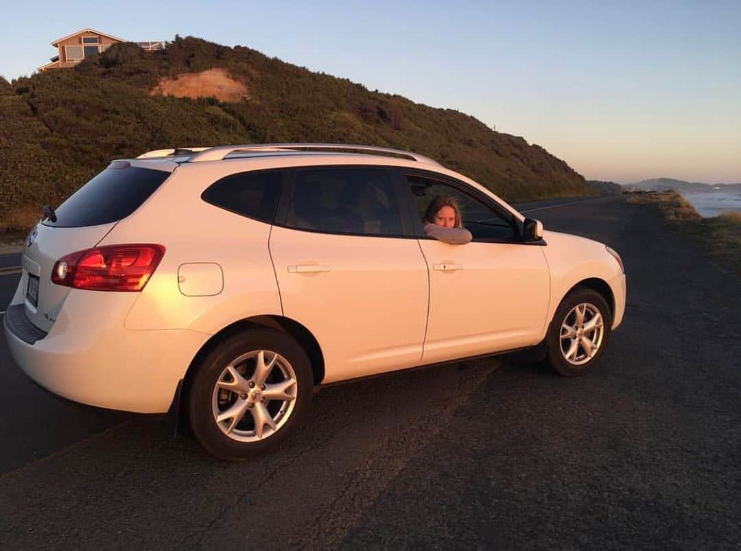 グレイシー・ドジーニーのインスタグラム：「7 years of audition quick changes, Celine Dion sing-a-longs, early morning road trips to Vegas, and all the way to the most beautiful parts of the Pacific Northwest and back again...loved this “mom” car of mine. Thx for the mems. #officiallyanomad」
