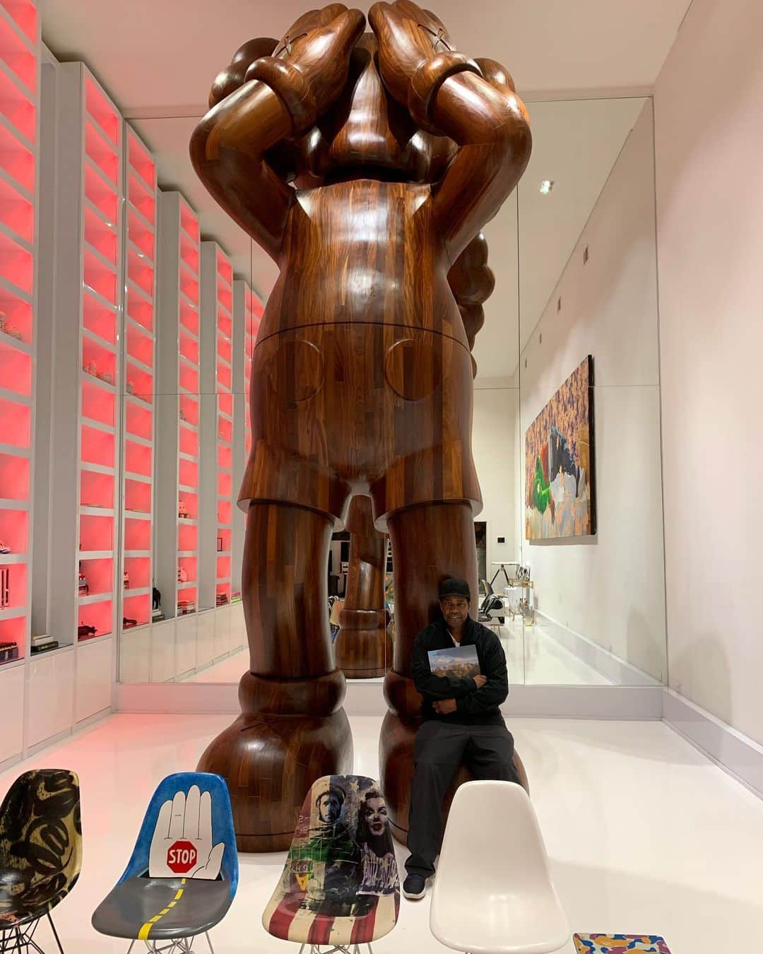 スウィズ・ビーツさんのインスタグラム写真 - (スウィズ・ビーツInstagram)「Iconic visits just be-KAWS 🙌🏽 I hope your zoom works 😂 I hope your weekend is amazing blessings」7月6日 5時25分 - therealswizzz