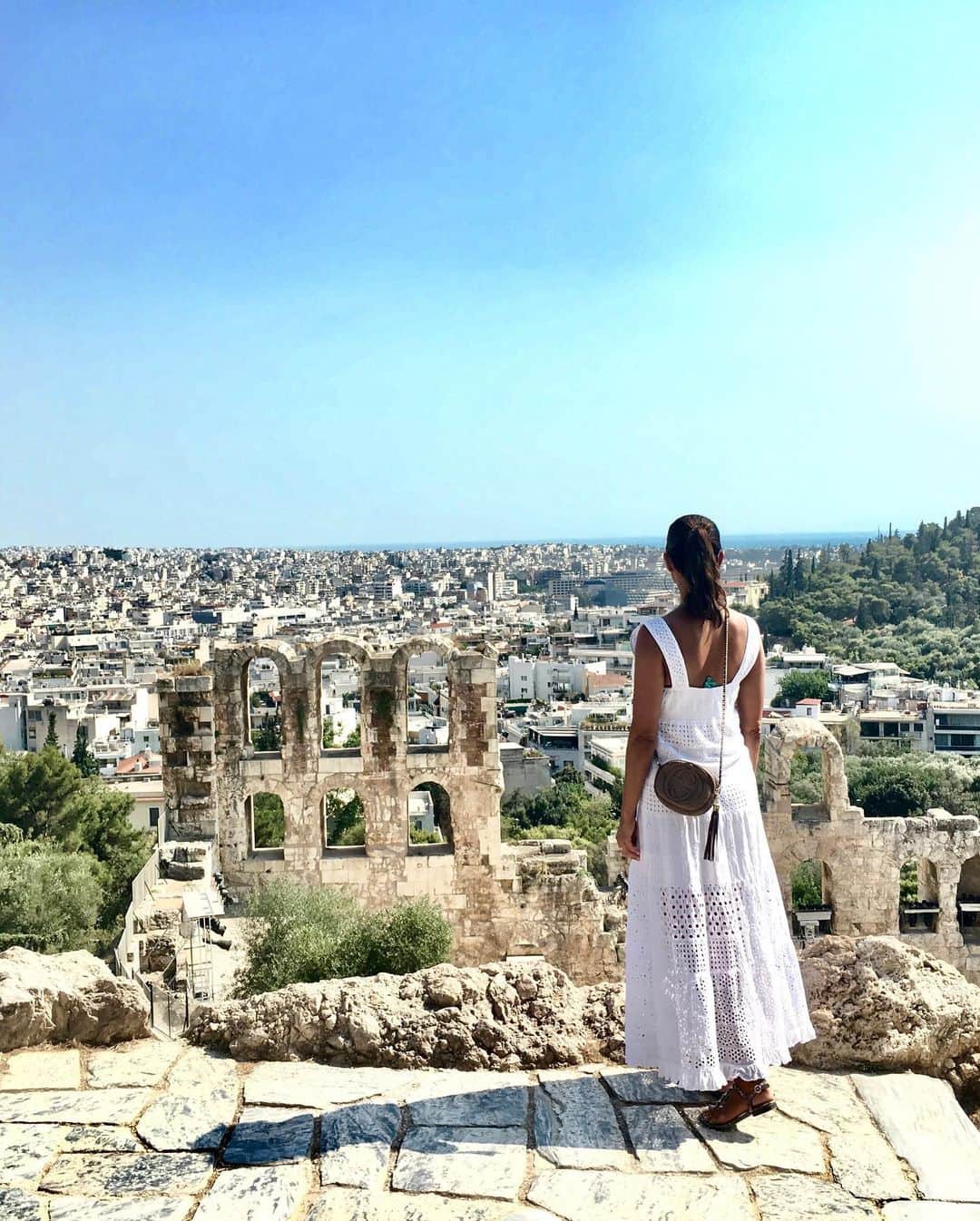 さんのインスタグラム写真 - (Instagram)「Amazing views today at the #Acropolis ! Glad I remembered my Greek Gods from school because the word Hades was thrown around quite a lot today with the prefix “Hot as..”! Matter of fact, why in the fat hell did they teach us all these crazy  made up stories of Greek Gods but not how to start a 401k ?😳 #Athens #evatravels」7月6日 5時28分 - evalarue